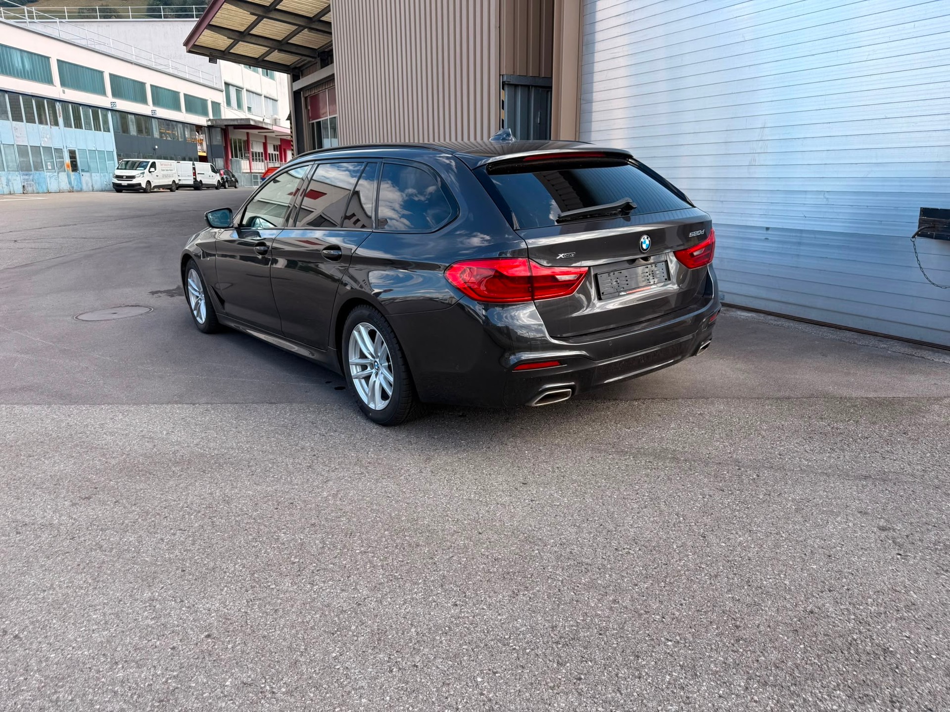 BMW 520d xDrive Touring Sport Line Steptronic-image-2