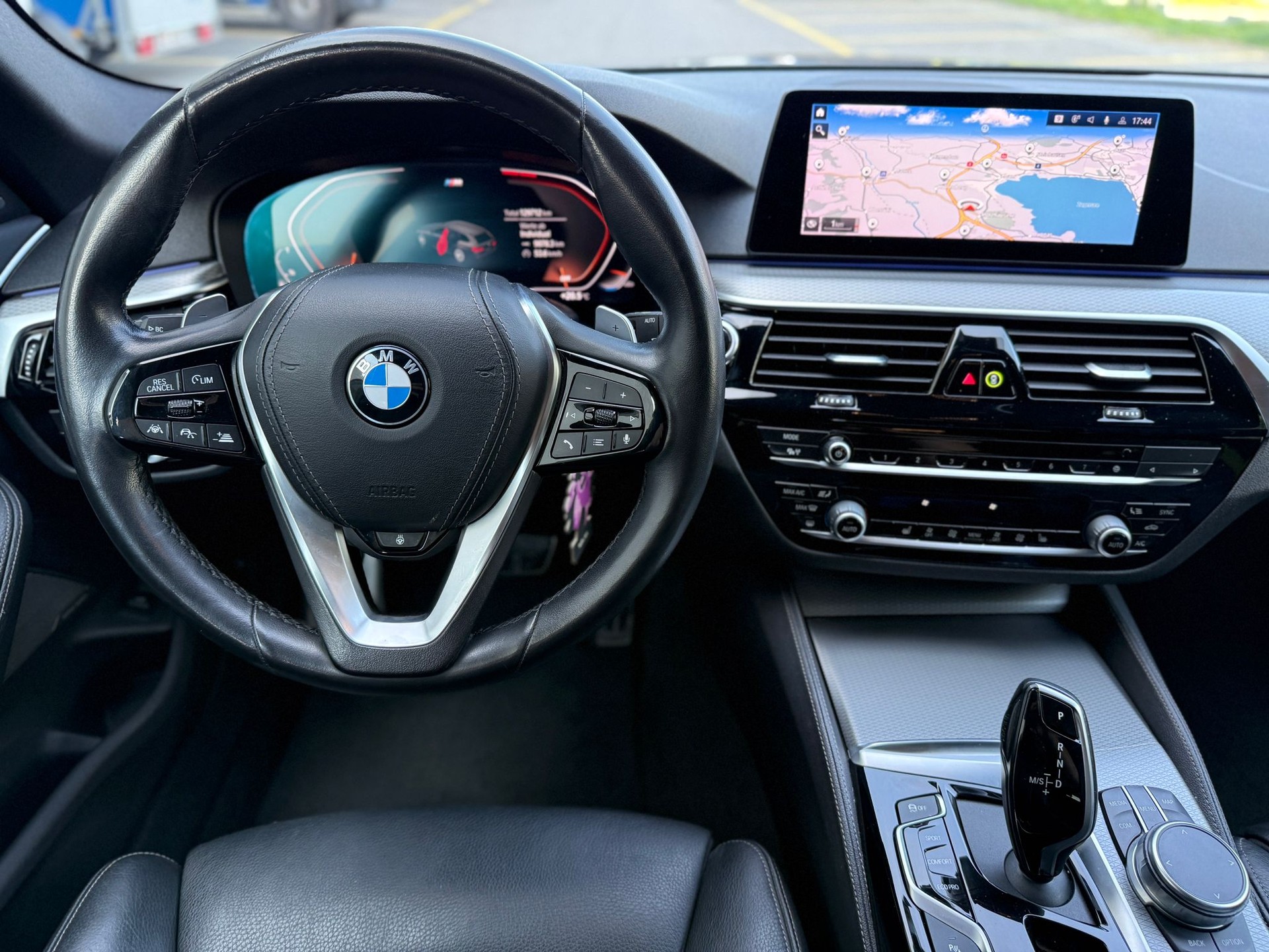 BMW 520d xDrive Touring Sport Line Steptronic-image-12