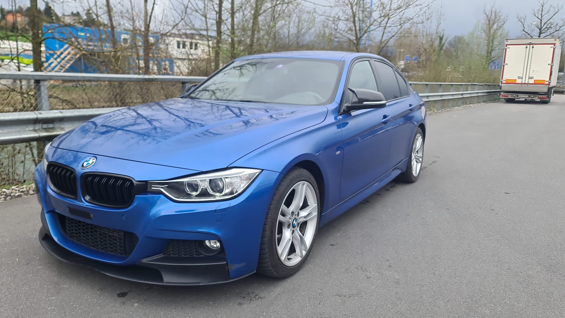 BMW 320i-image-1