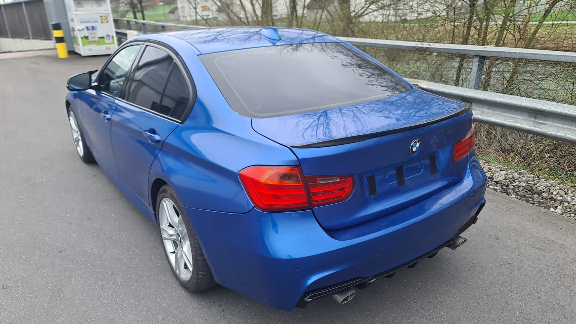 BMW 320i-image-2