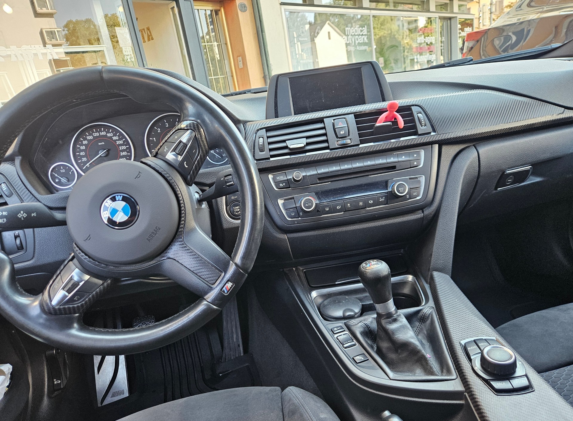 BMW 320i-image-3