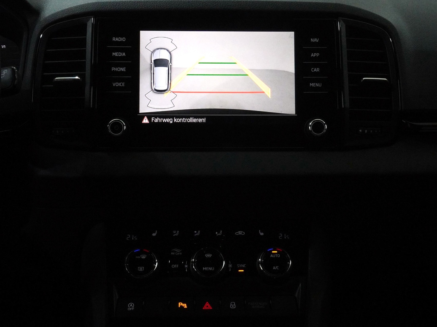 SKODA Karoq 2.0 TDI SportLine DSG 4x4-image-17