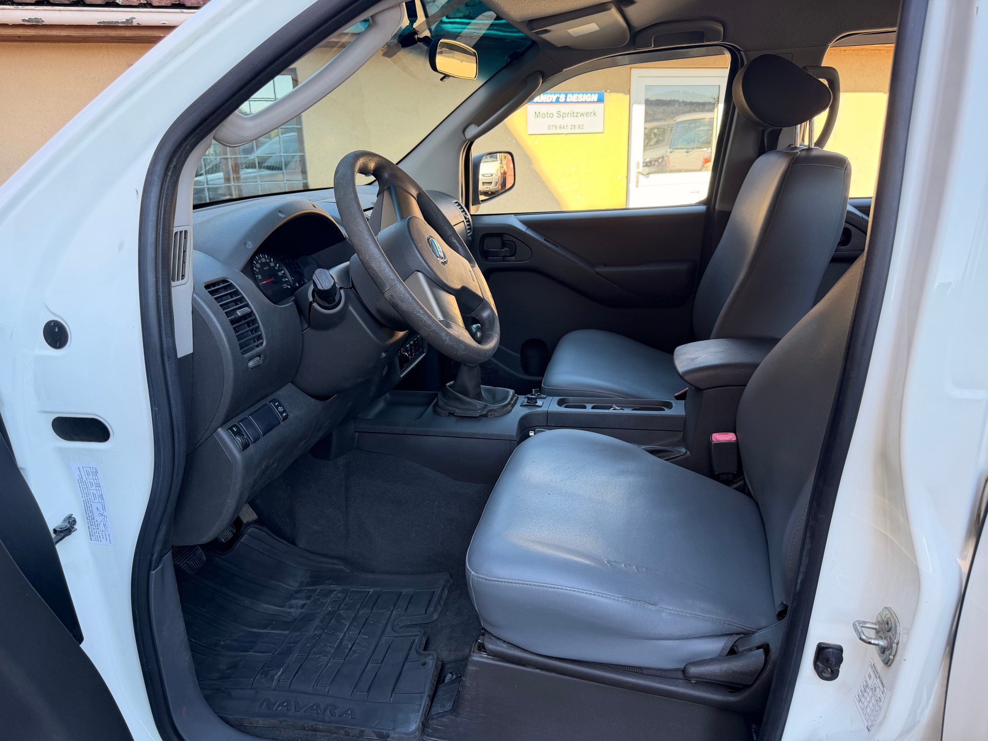 NISSAN Navara Double Cab Platinum 2.5 dCi 4WD-image-6