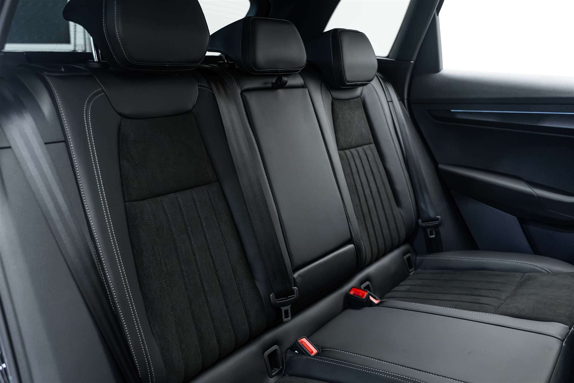 SKODA Karoq 2.0 TSI SportLine 4x4 DSG Standheizung!-image-15