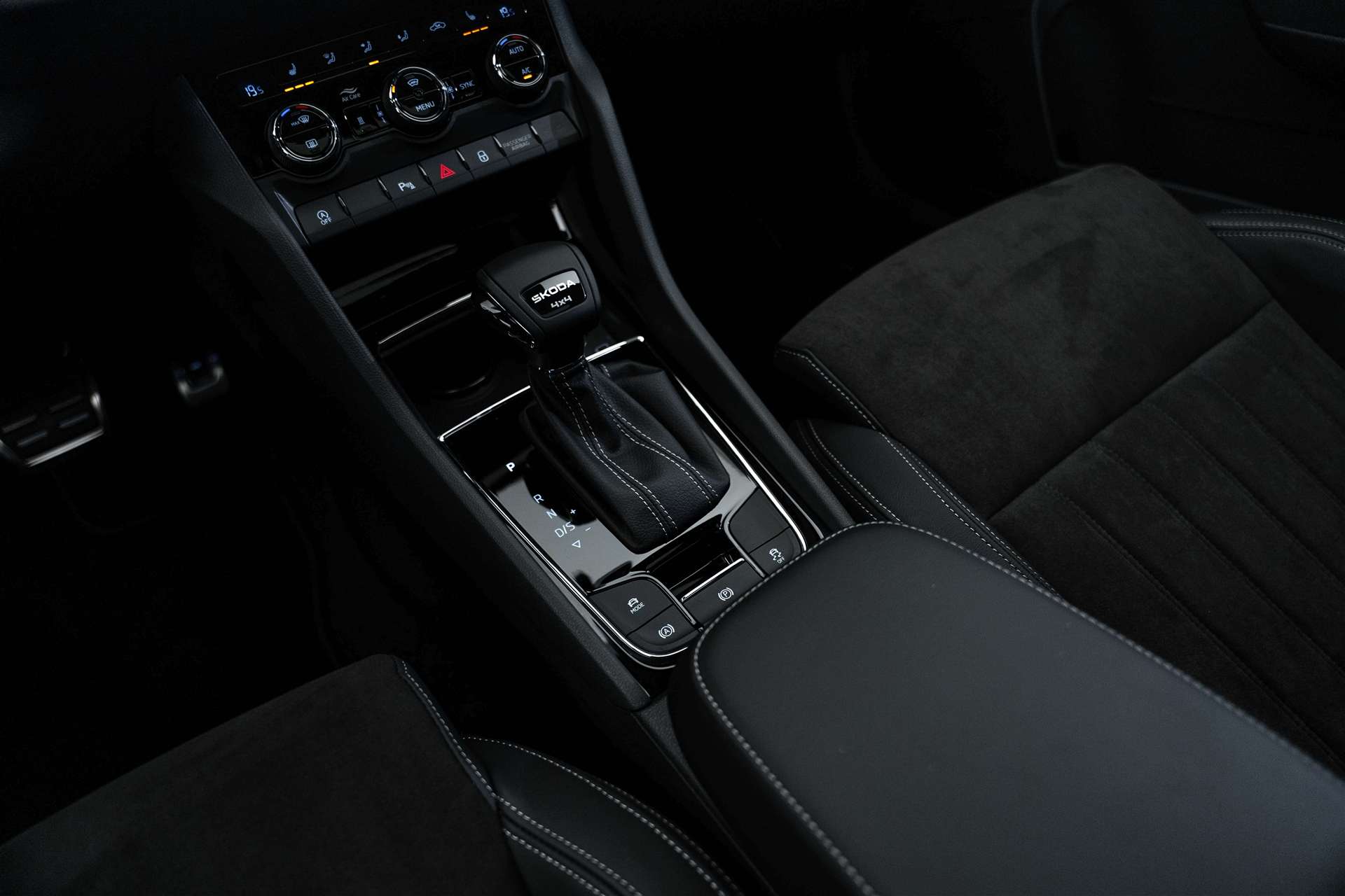 SKODA Karoq 2.0 TSI SportLine 4x4 DSG Standheizung!-image-28