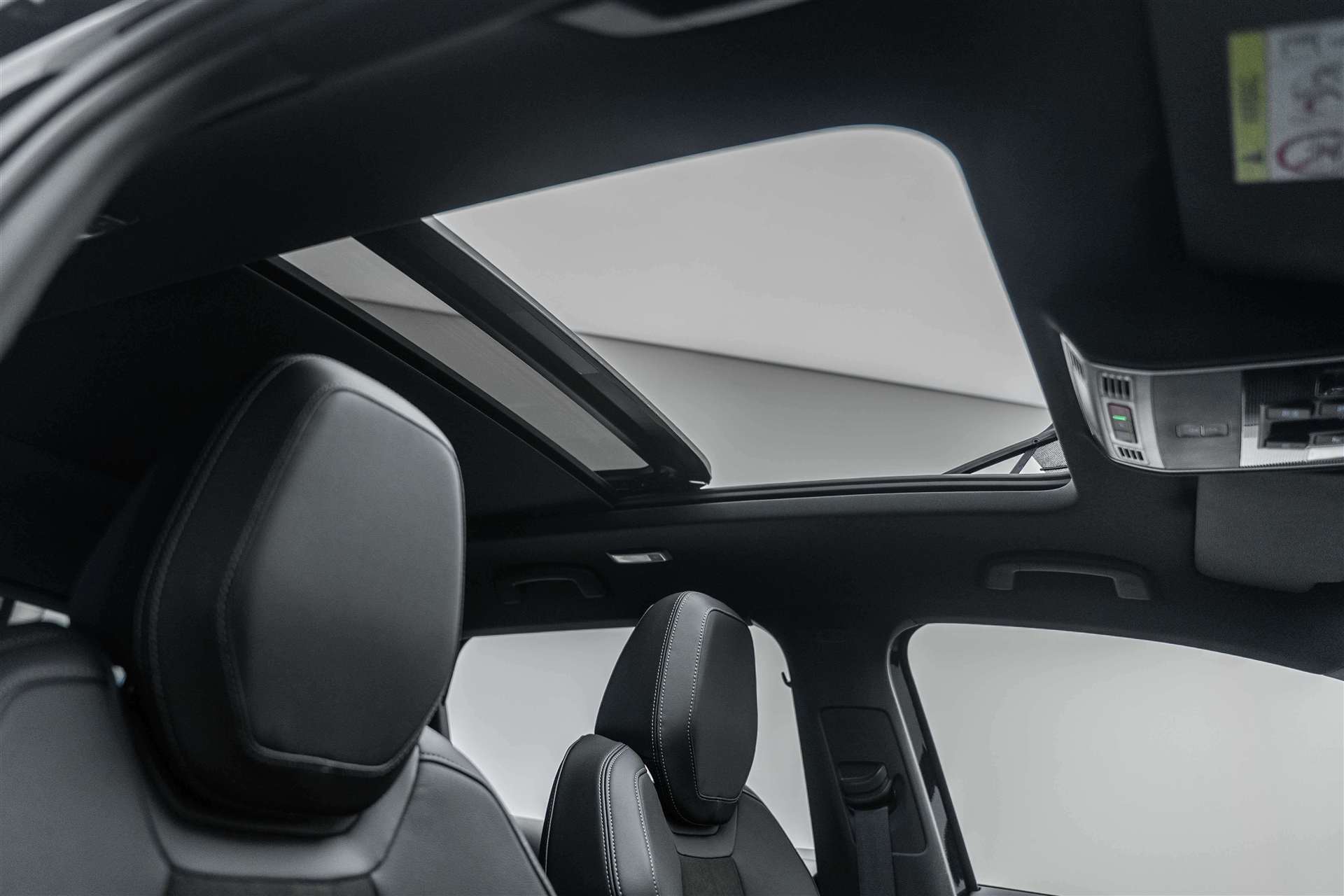 SKODA Karoq 2.0 TSI SportLine 4x4 DSG Standheizung!-image-13