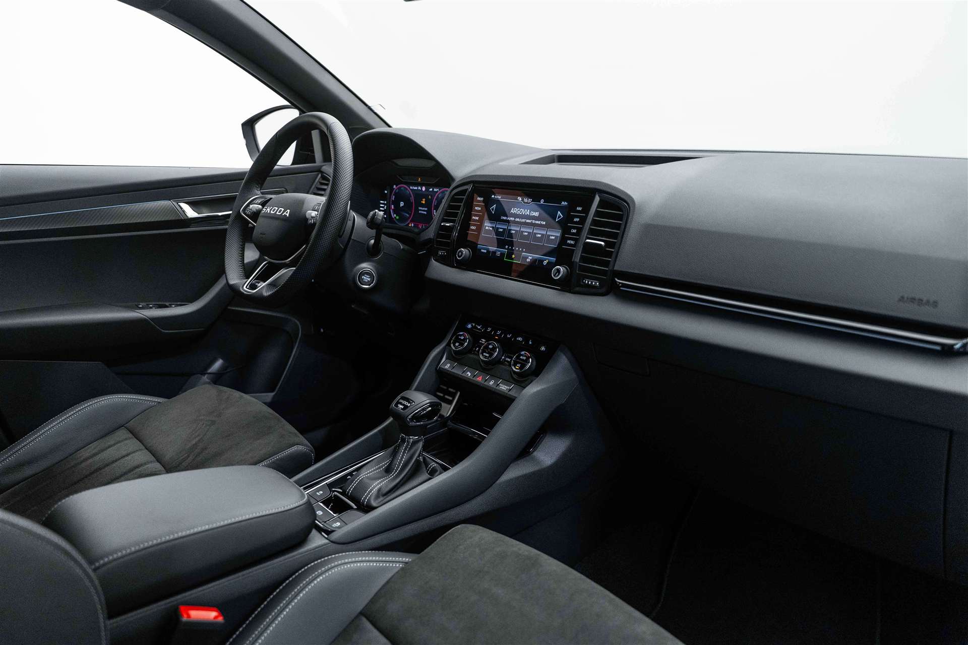 SKODA Karoq 2.0 TSI SportLine 4x4 DSG Standheizung!-image-11