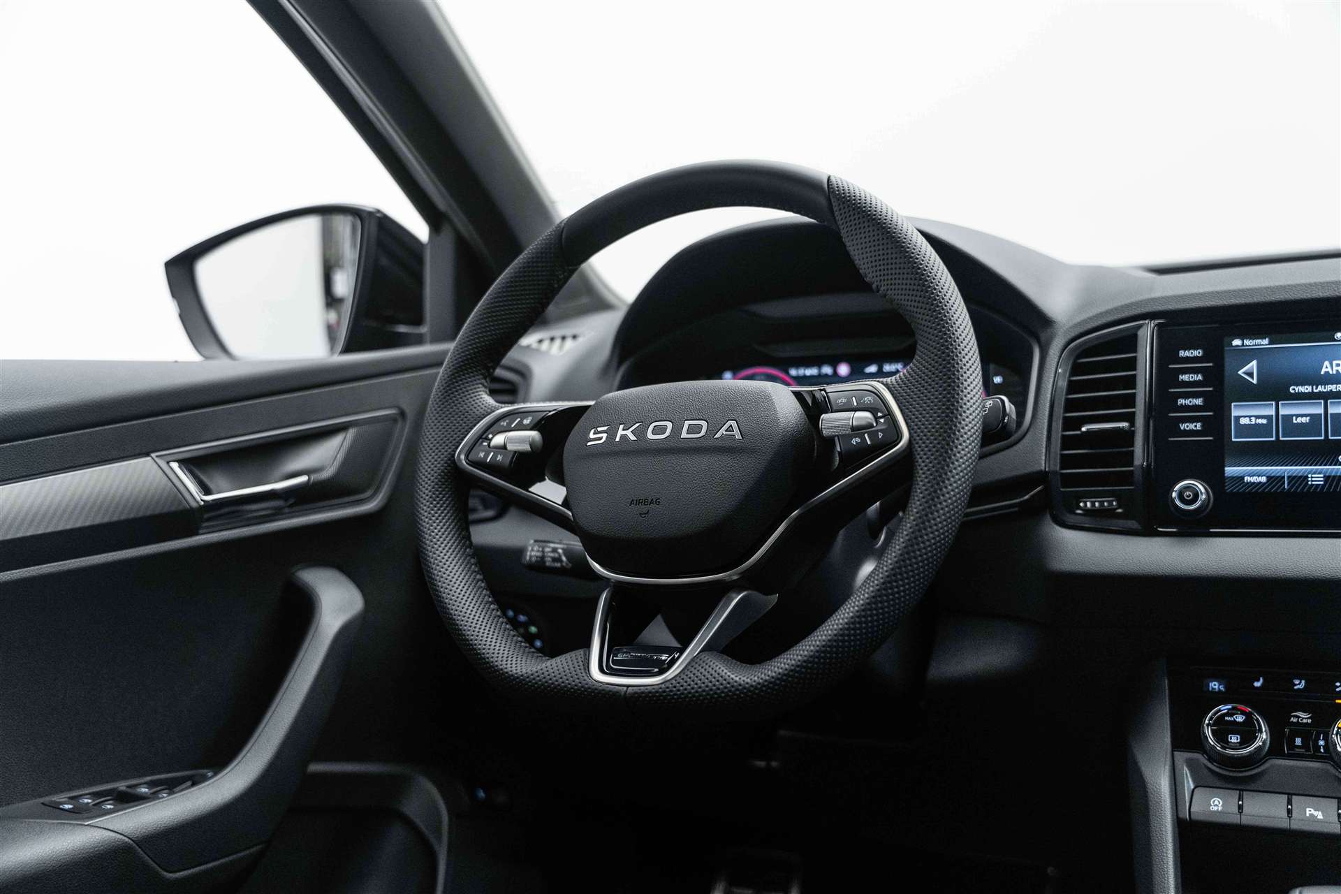SKODA Karoq 2.0 TSI SportLine 4x4 DSG Standheizung!-image-10