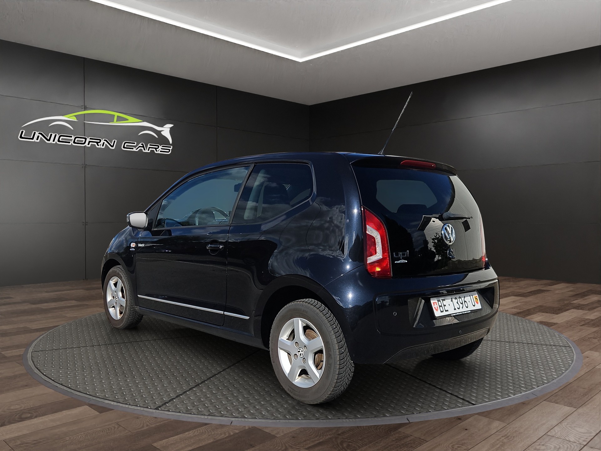 VW Up 1.0 black up-image-4