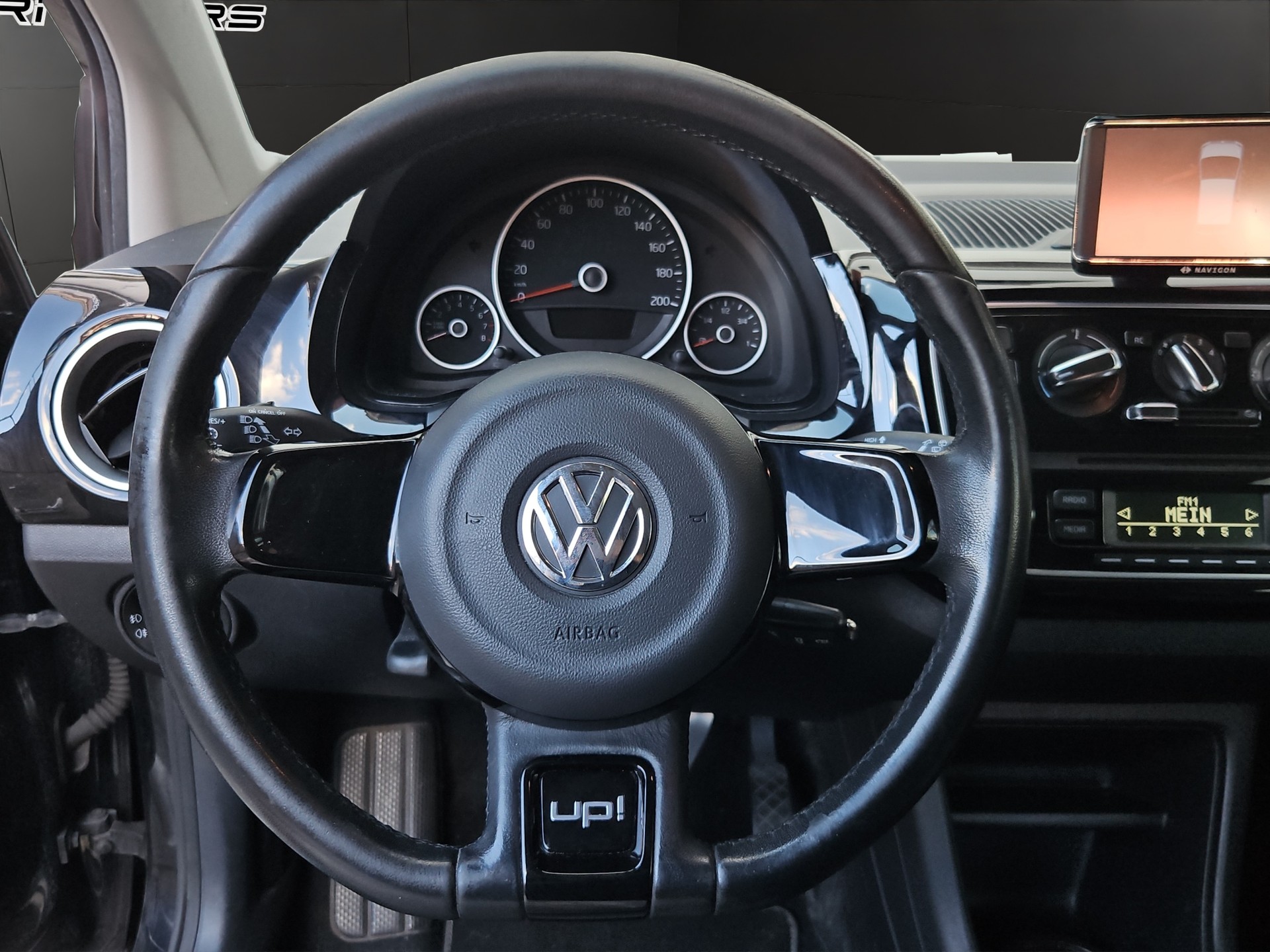 VW Up 1.0 black up-image-9