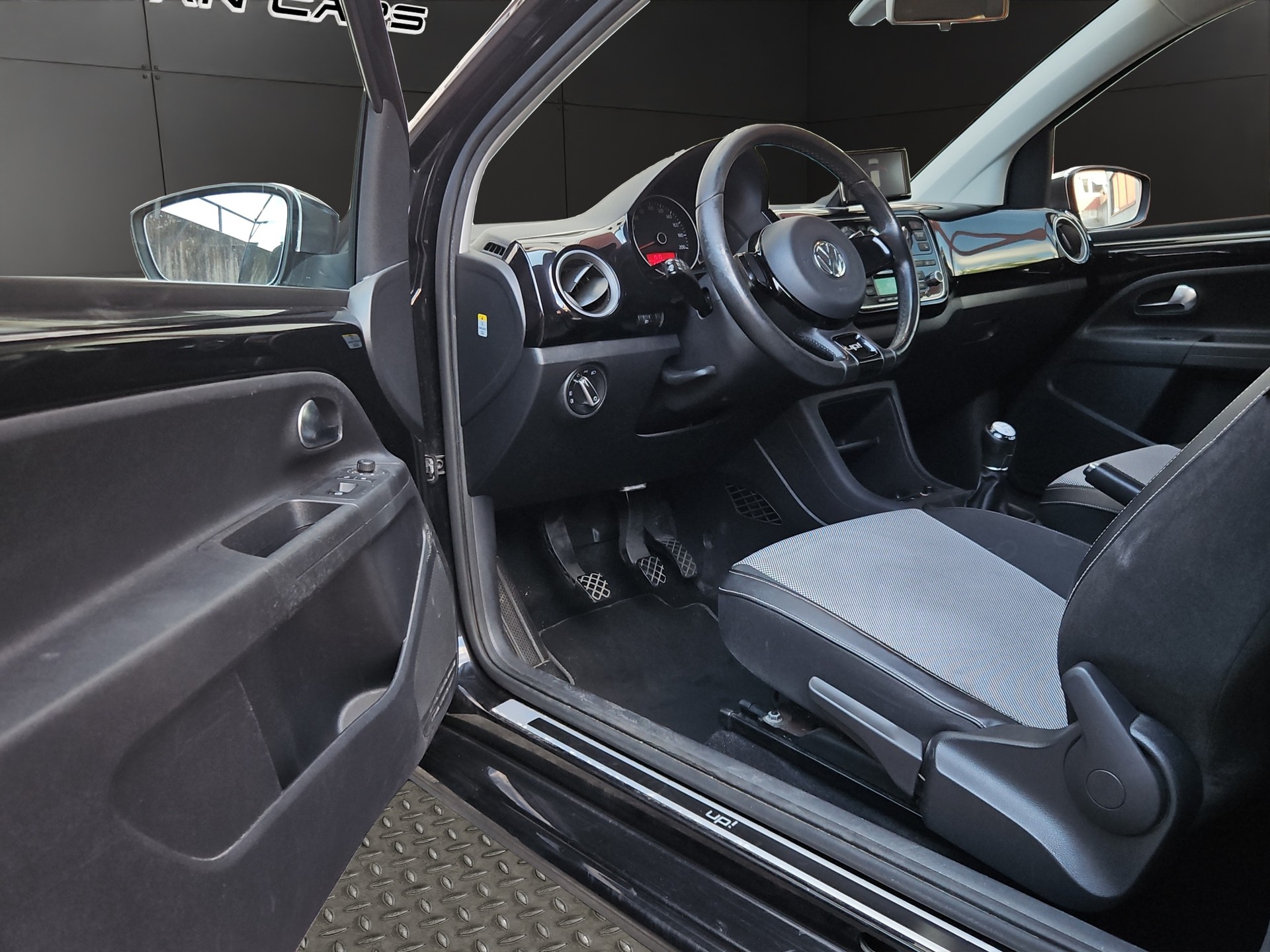 VW Up 1.0 black up-image-18