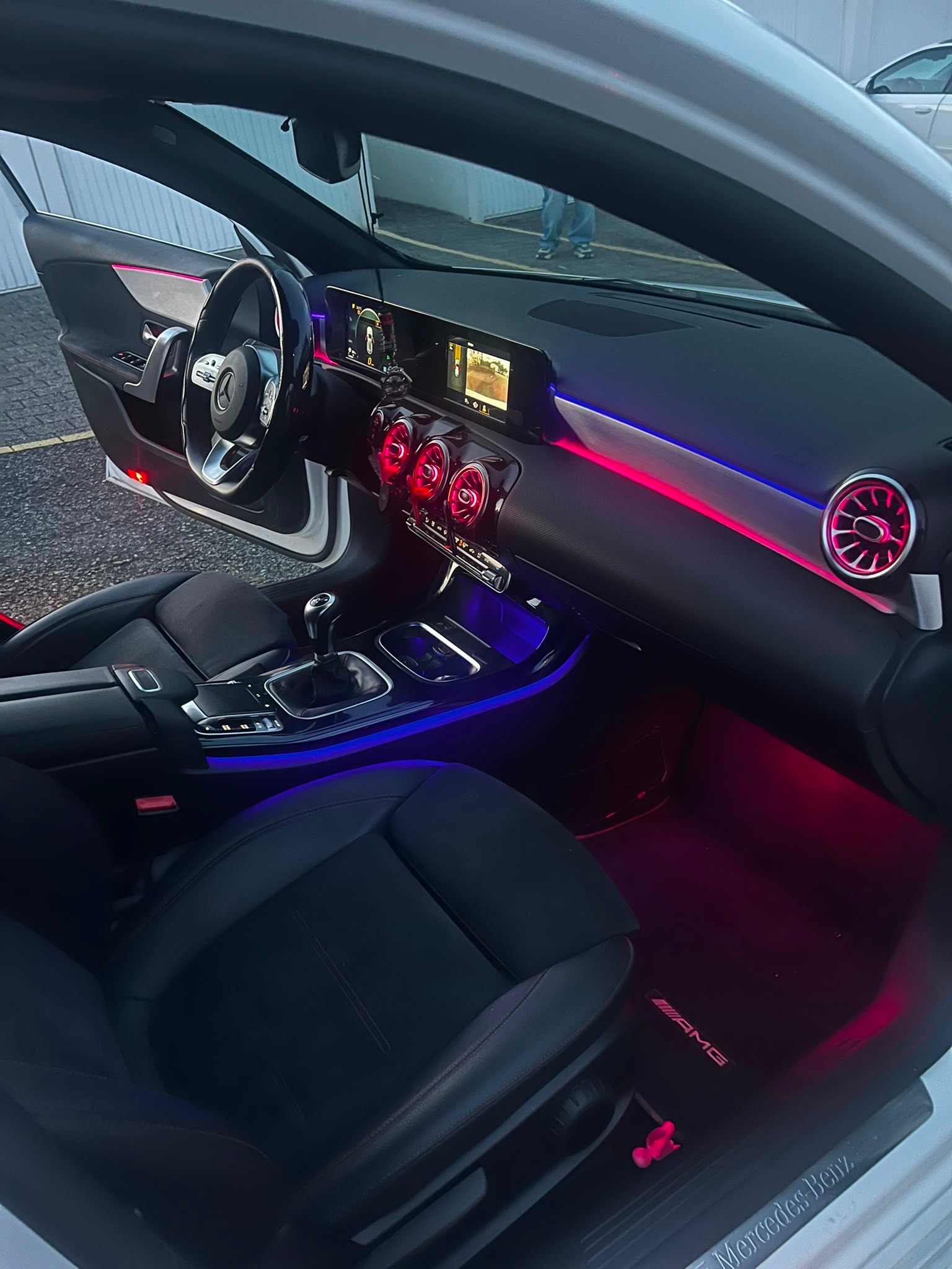 MERCEDES-BENZ A 200 AMG Line-image-15