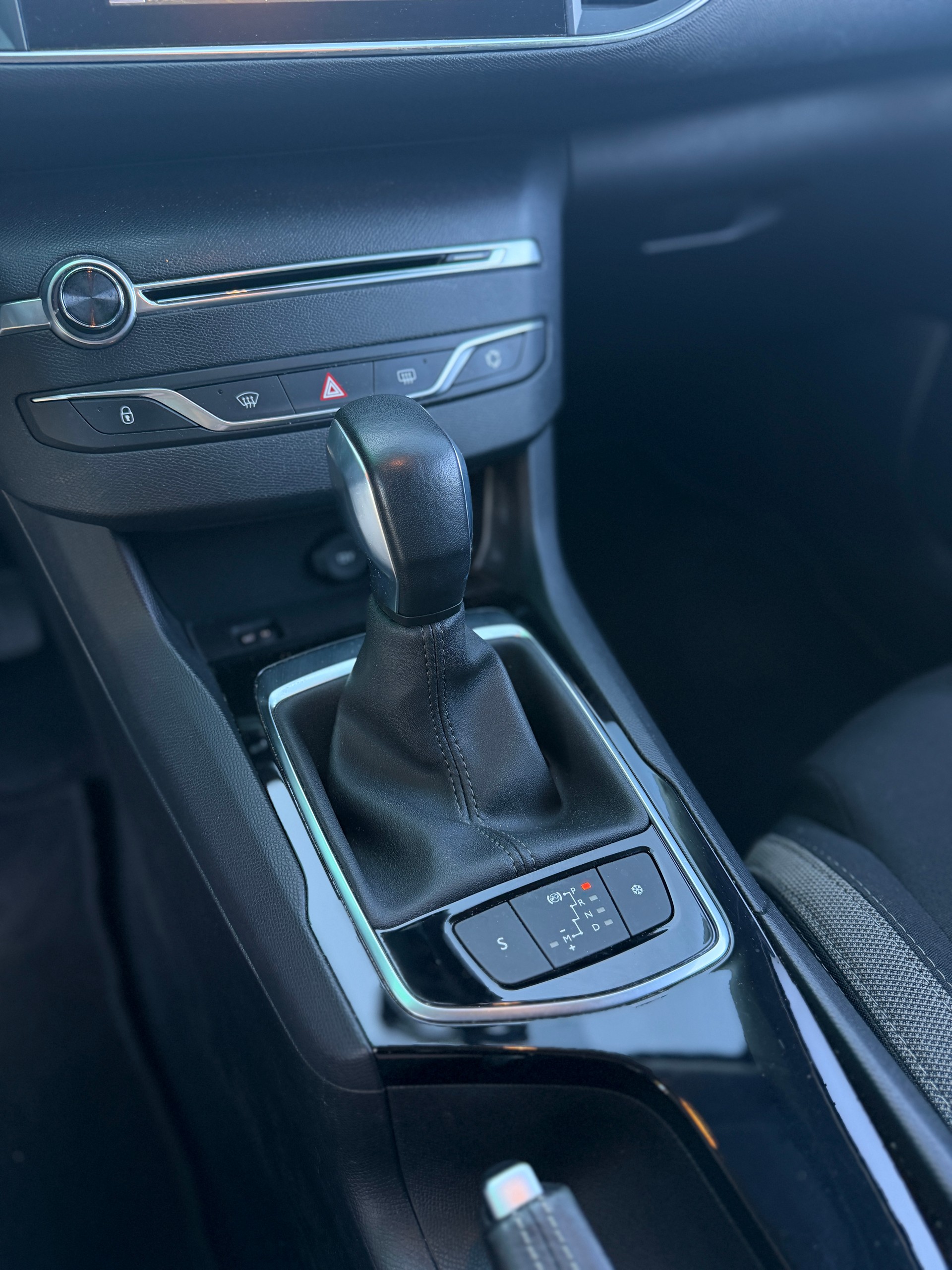 PEUGEOT 308 1.2 THP Allure Automatic-image-13