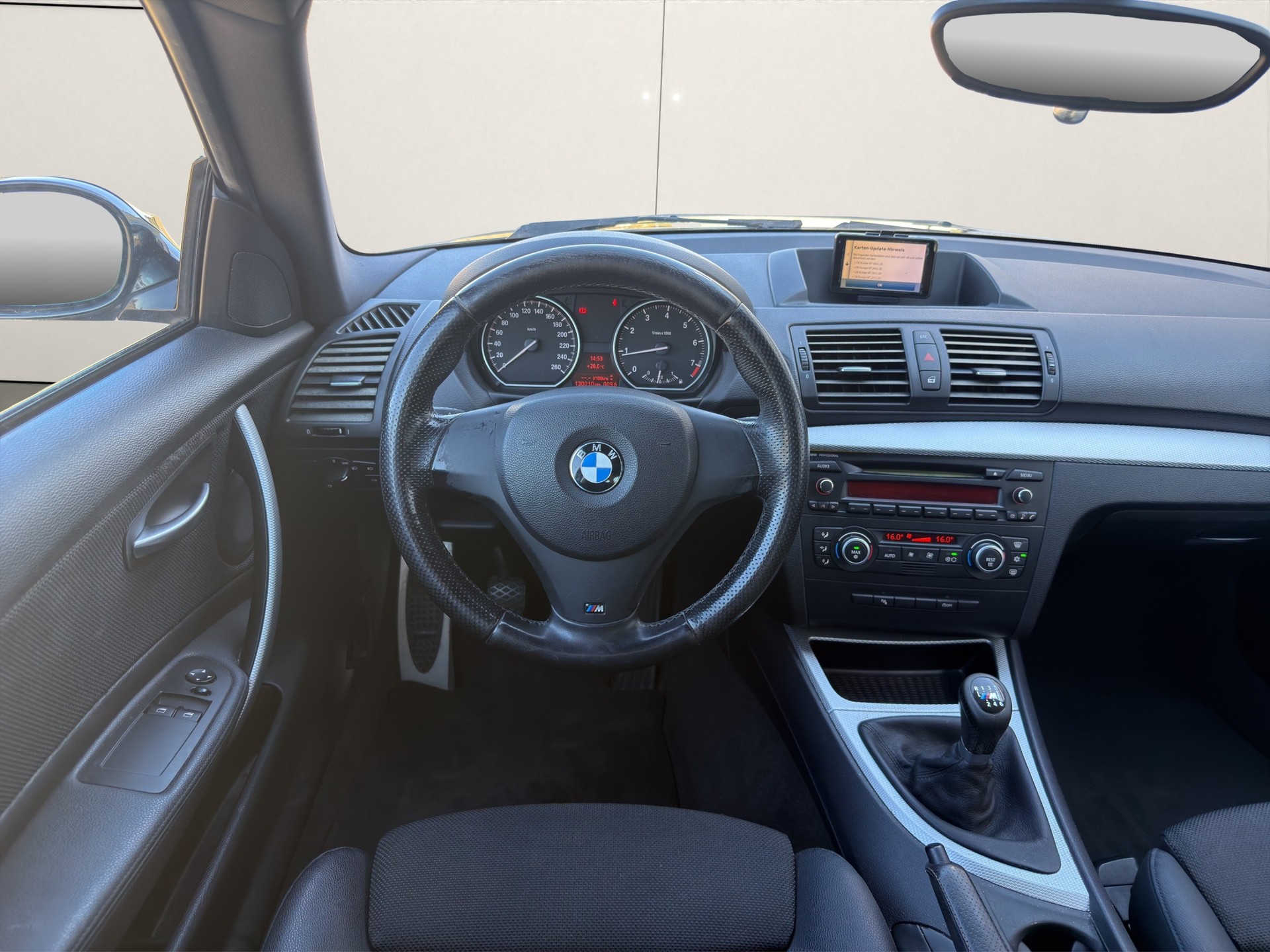 BMW 120i-image-10