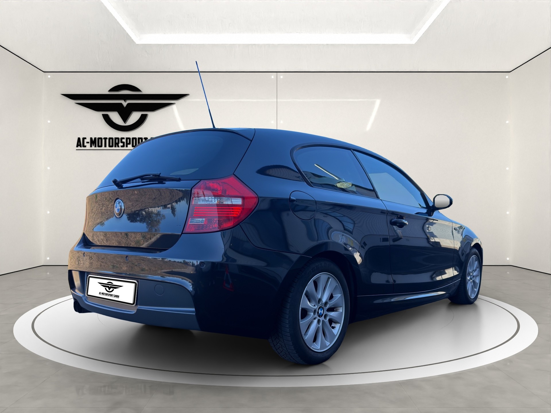 BMW 120i-image-6