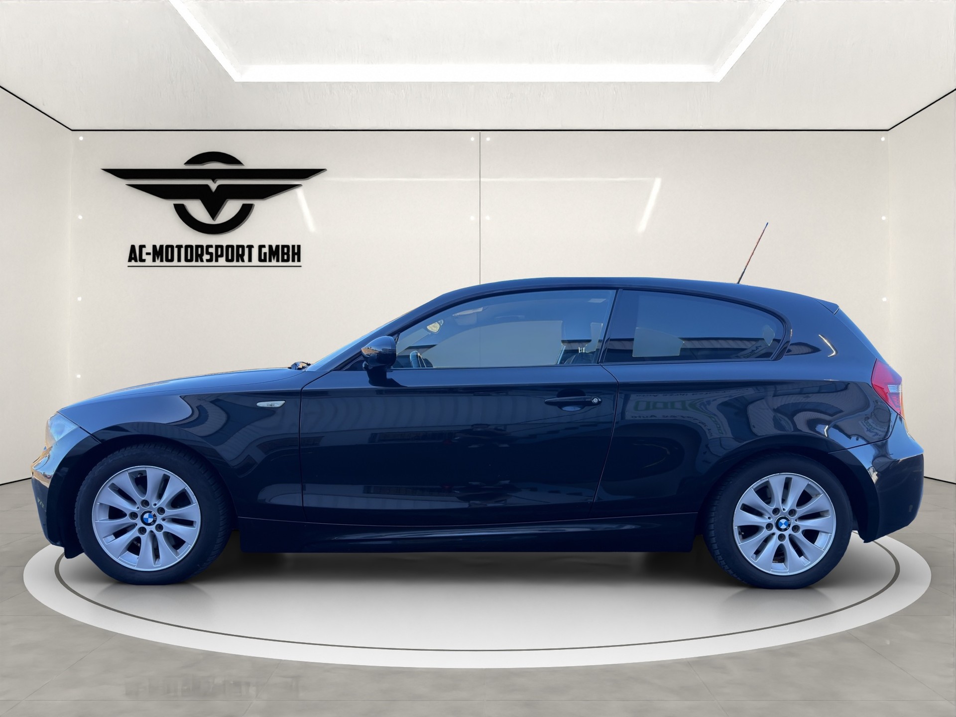 BMW 120i-image-4