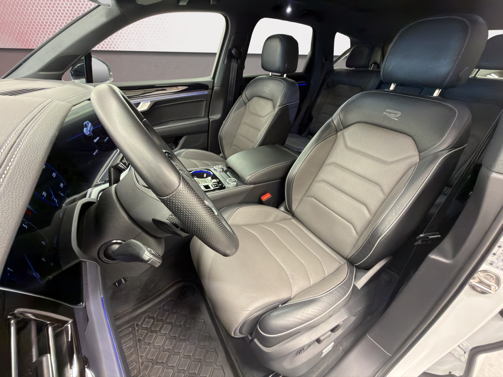 VW Touareg 3.0 TDI Black R-Line Tiptronic-image-9
