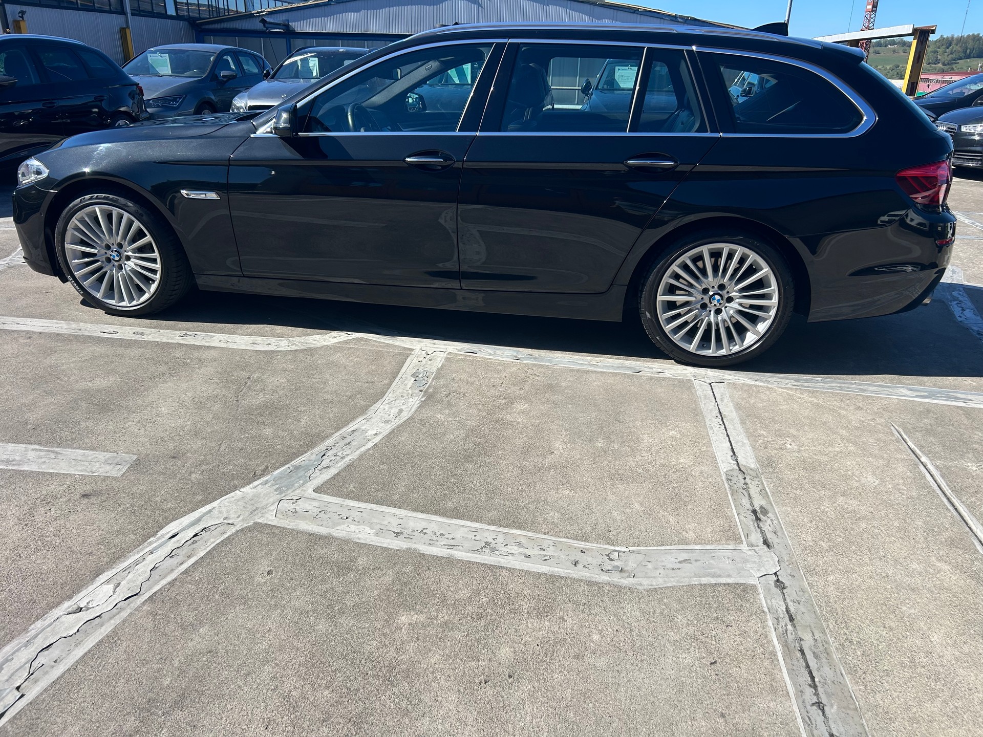 BMW 535i Touring xDrive Luxury Line Steptronic-showroom-element-1