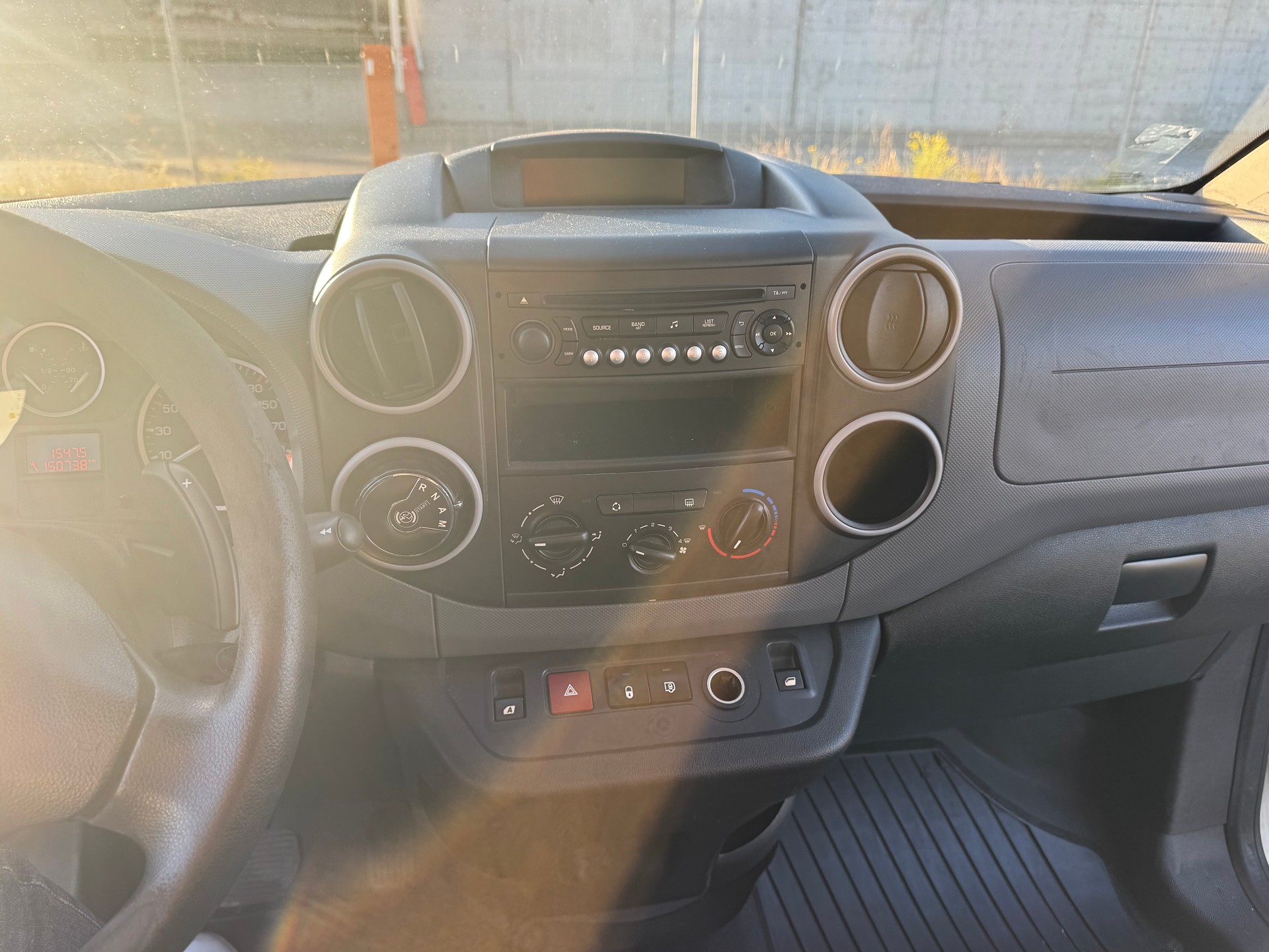 PEUGEOT Partner 1.6 e-HDI Urban Pack-image-14