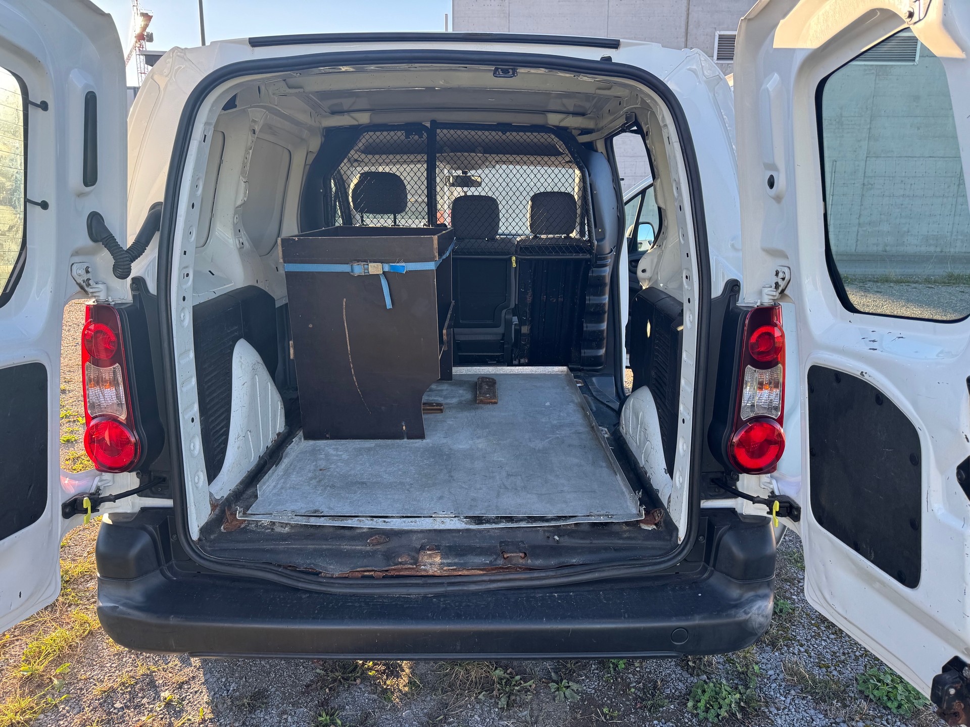 PEUGEOT Partner 1.6 e-HDI Urban Pack-image-9