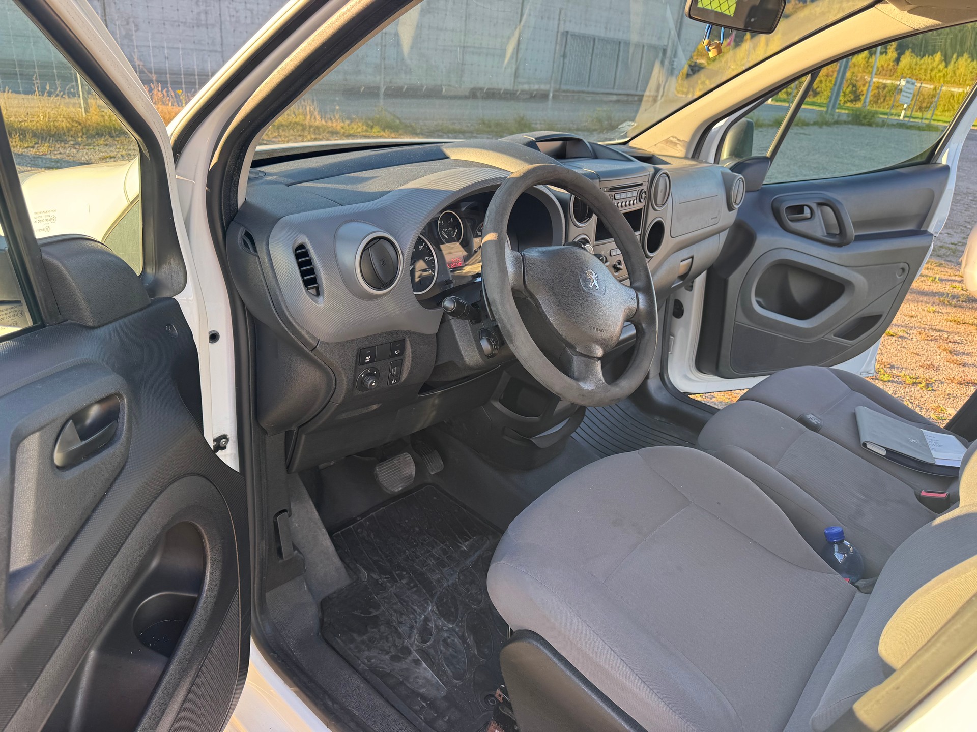 PEUGEOT Partner 1.6 e-HDI Urban Pack-image-13