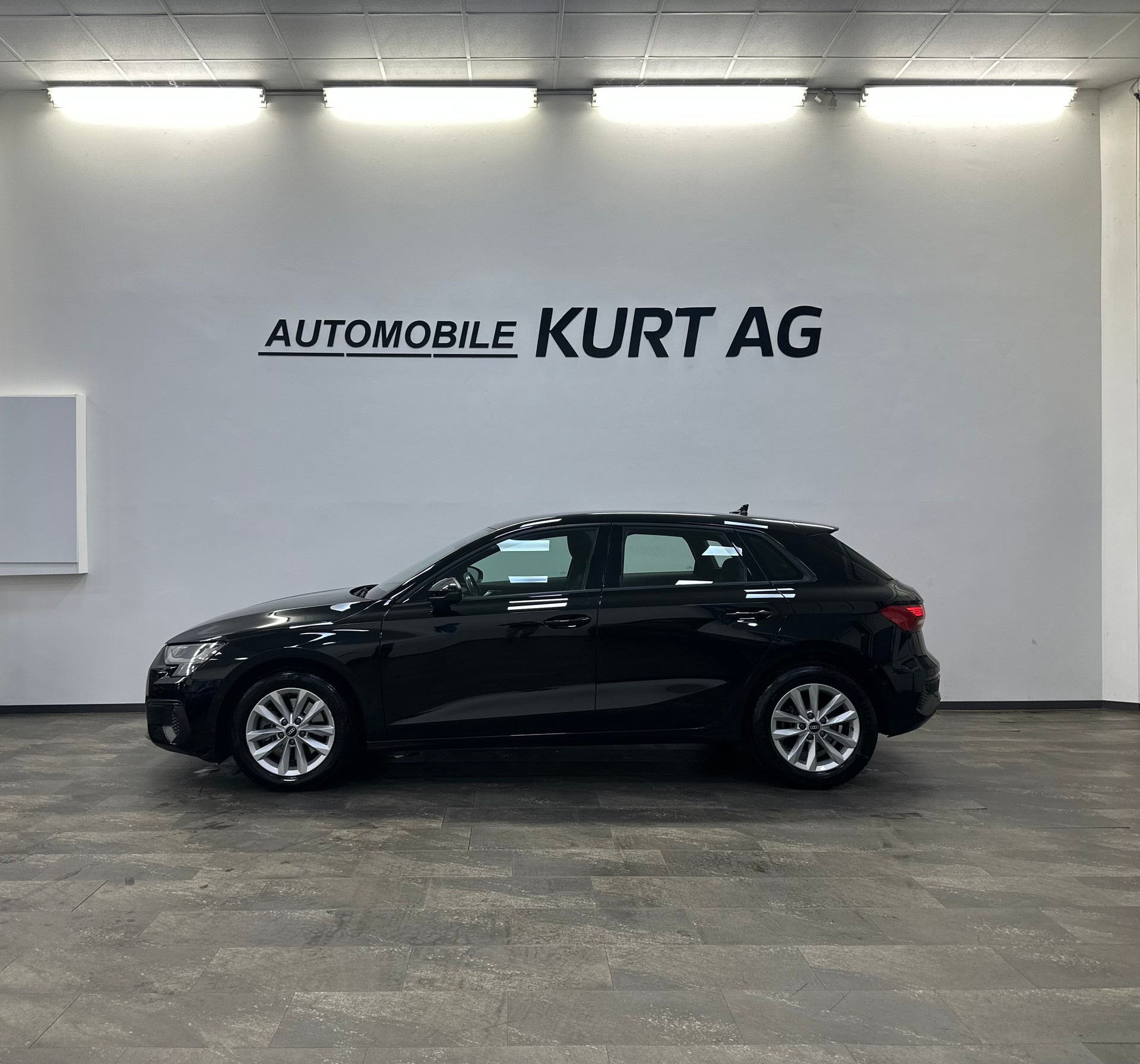 AUDI A3 Sportback 35 TFSI S line Attraction S-tronic-showroom-element-2