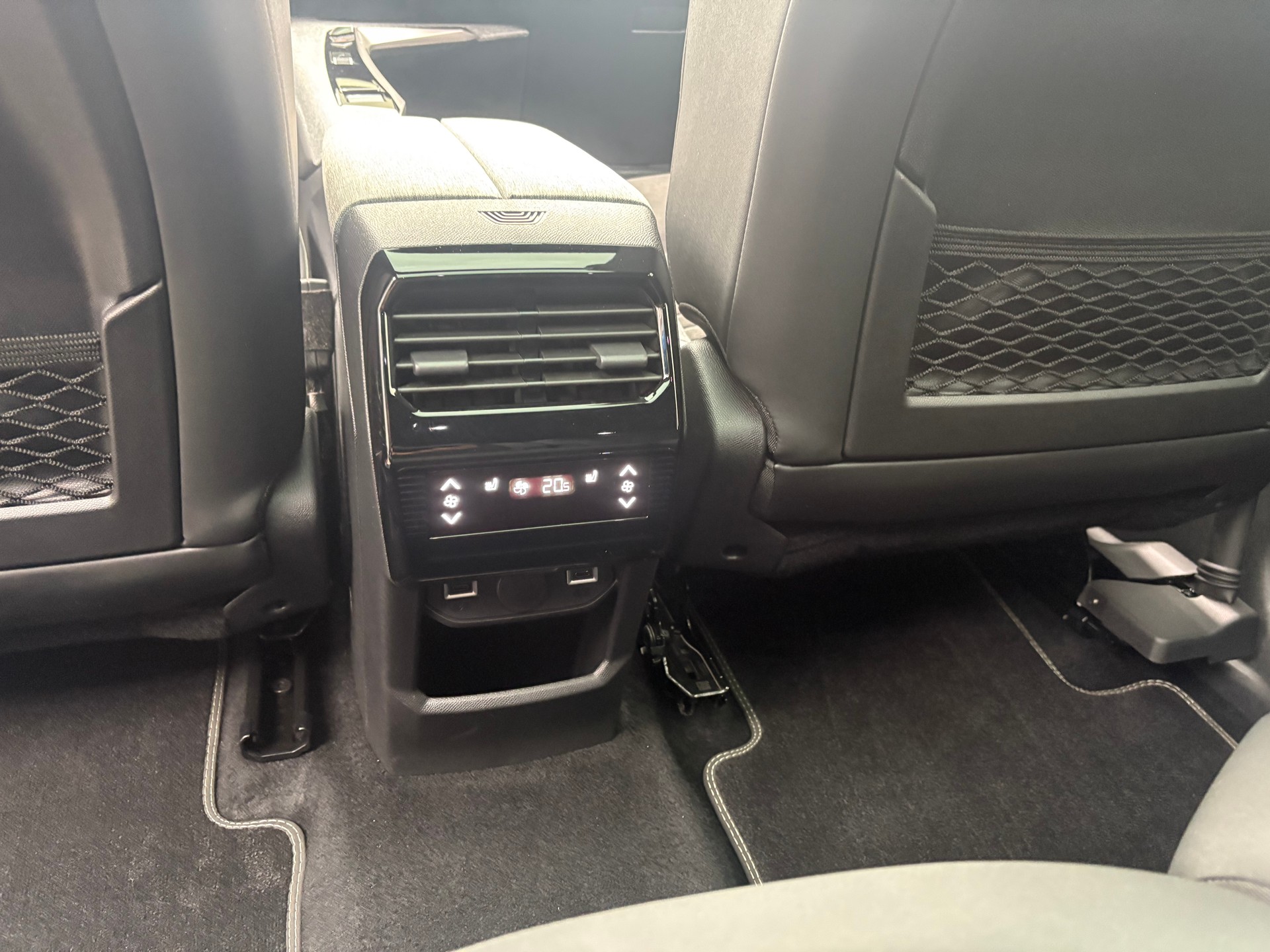 PEUGEOT 5008 1.2 Hybrid GT-image-8