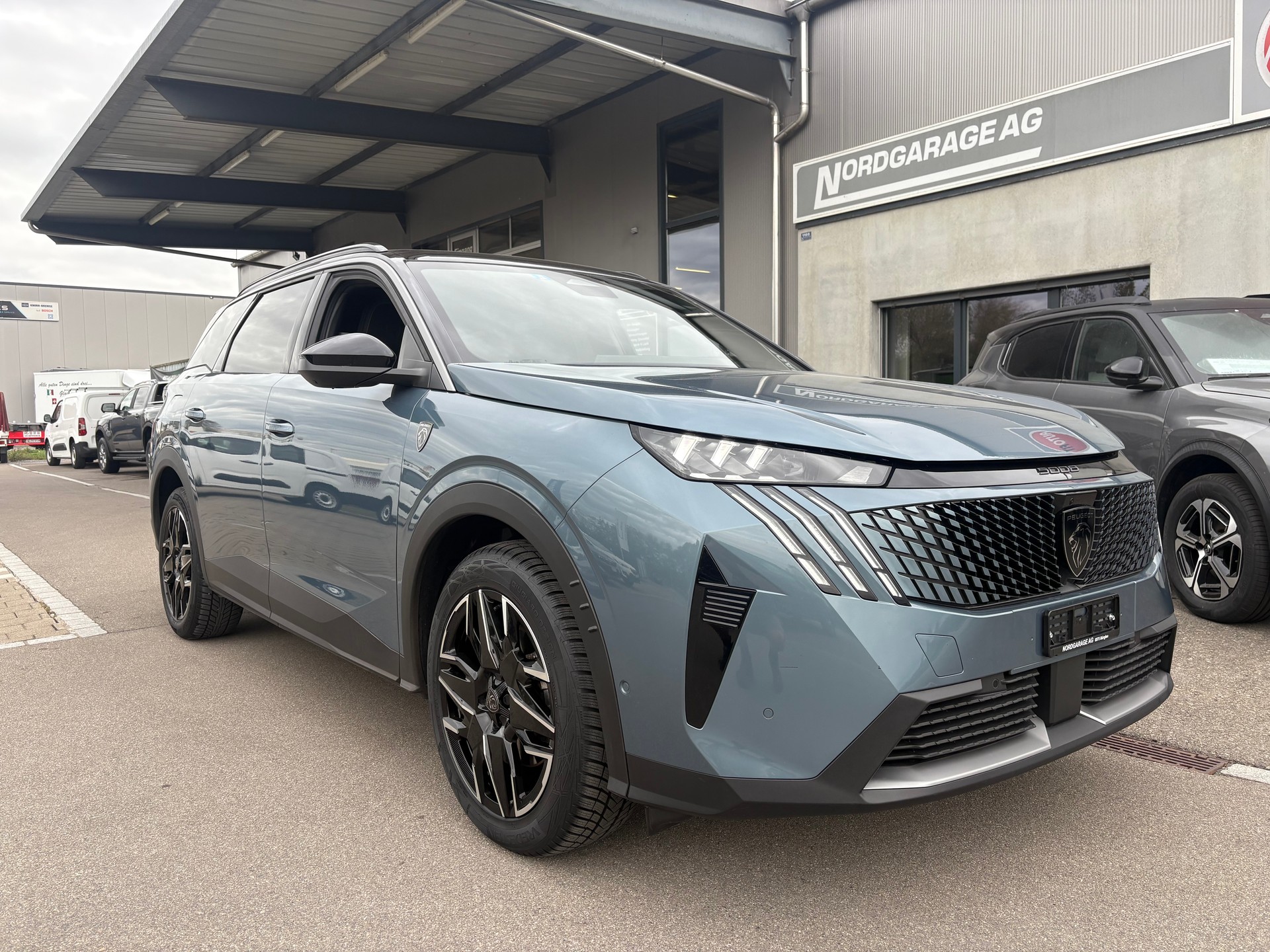 PEUGEOT 5008 1.2 Hybrid GT-image-0