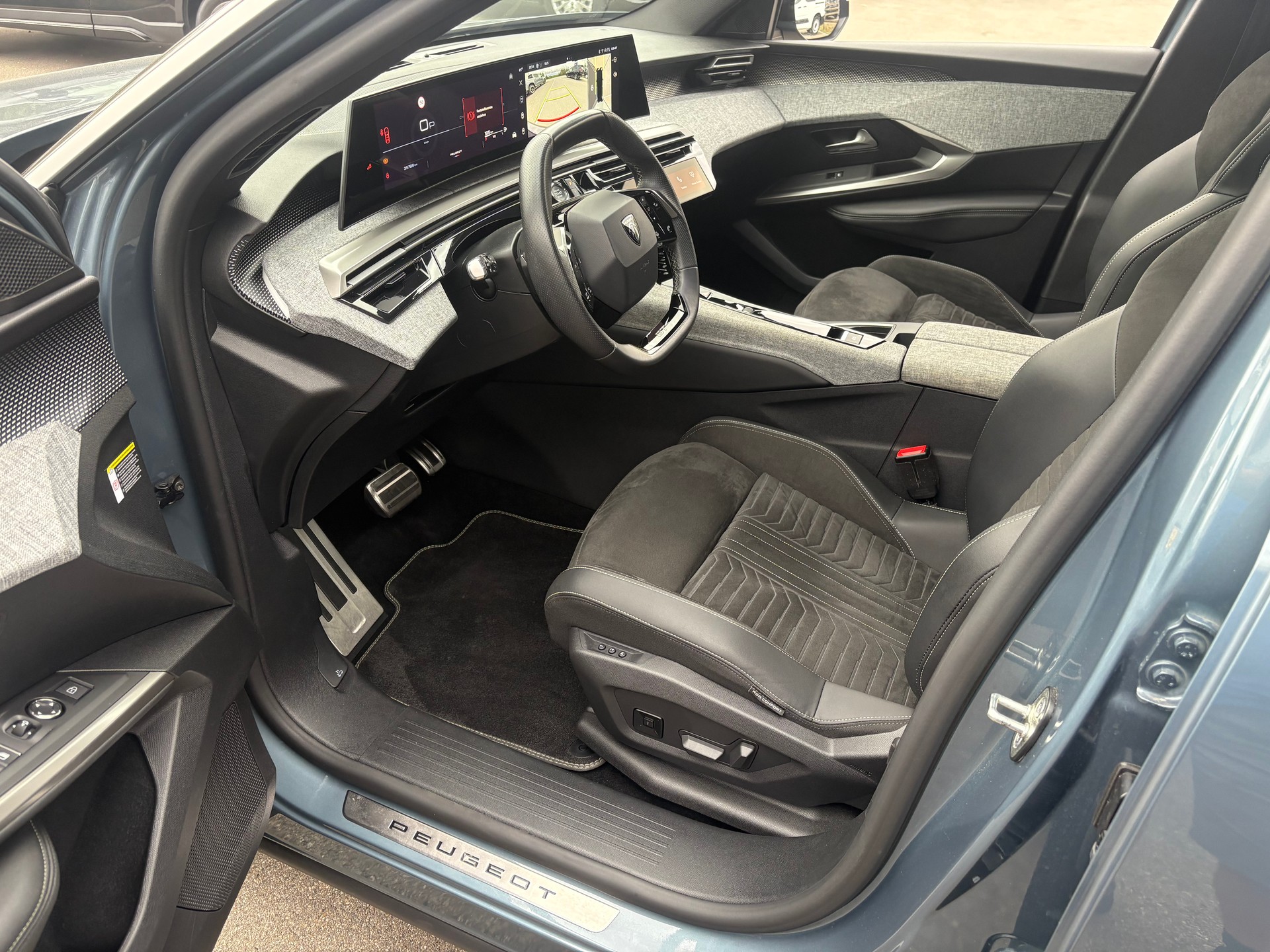 PEUGEOT 5008 1.2 Hybrid GT-image-11