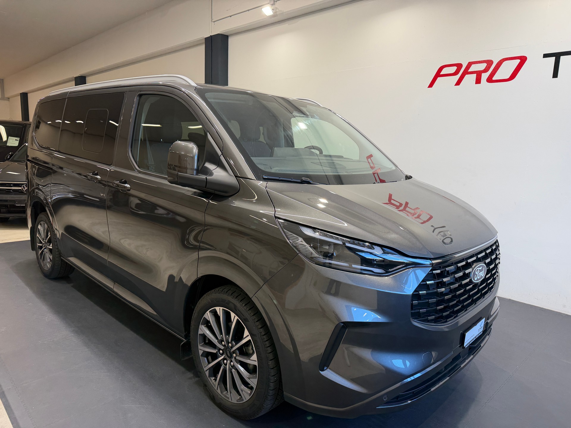 FORD Tourneo Bus 320 L1H1 TitaniumX Automat*AHK*B&O*-image-2