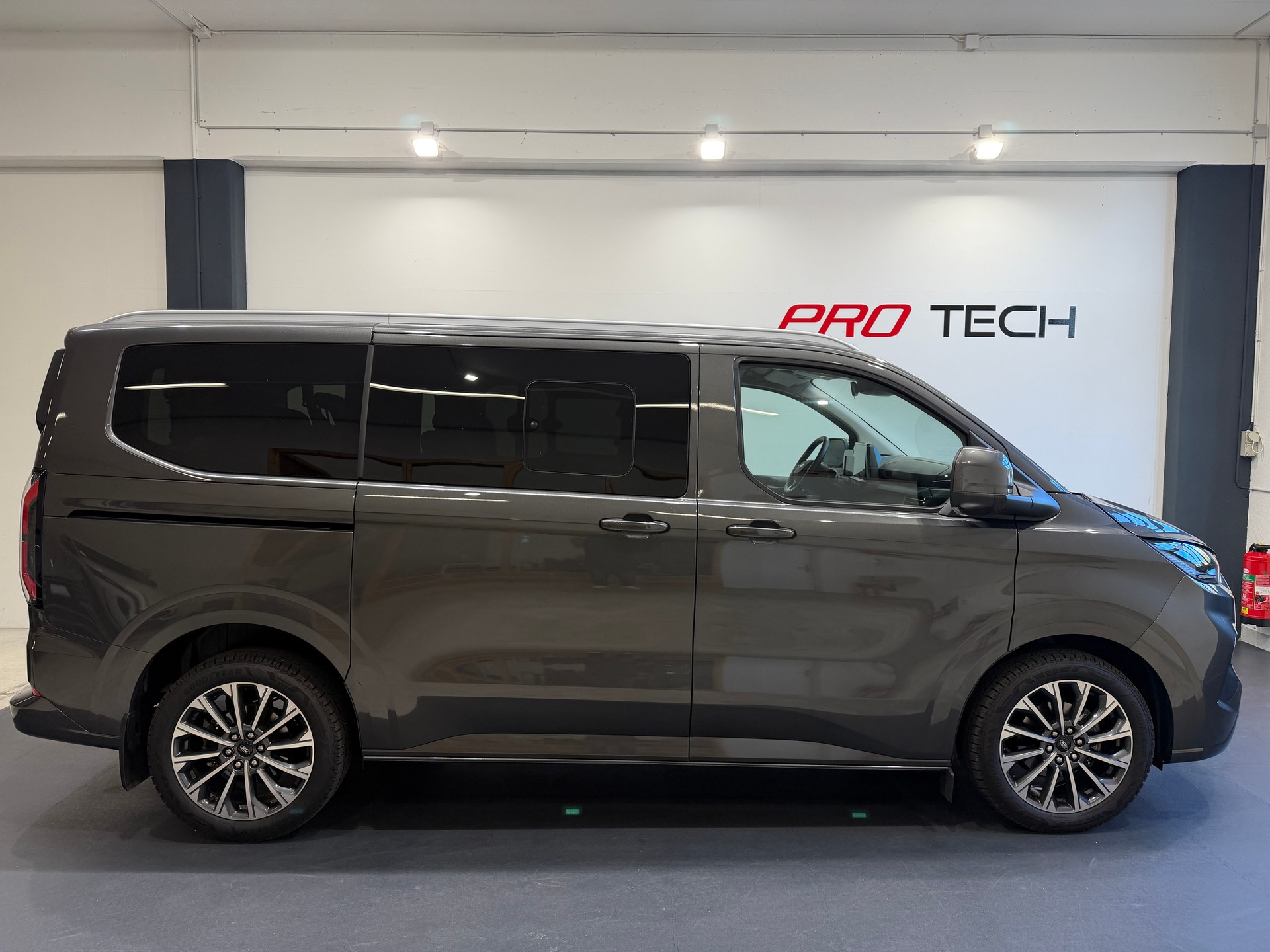FORD Tourneo Bus 320 L1H1 TitaniumX Automat*AHK*B&O*-image-1