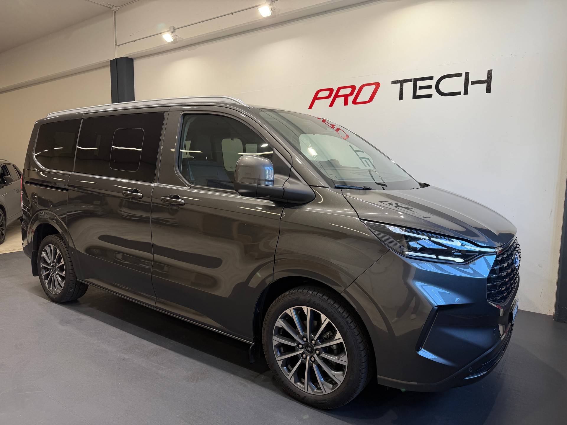 FORD Tourneo Bus 320 L1H1 TitaniumX Automat*AHK*B&O*-image-0