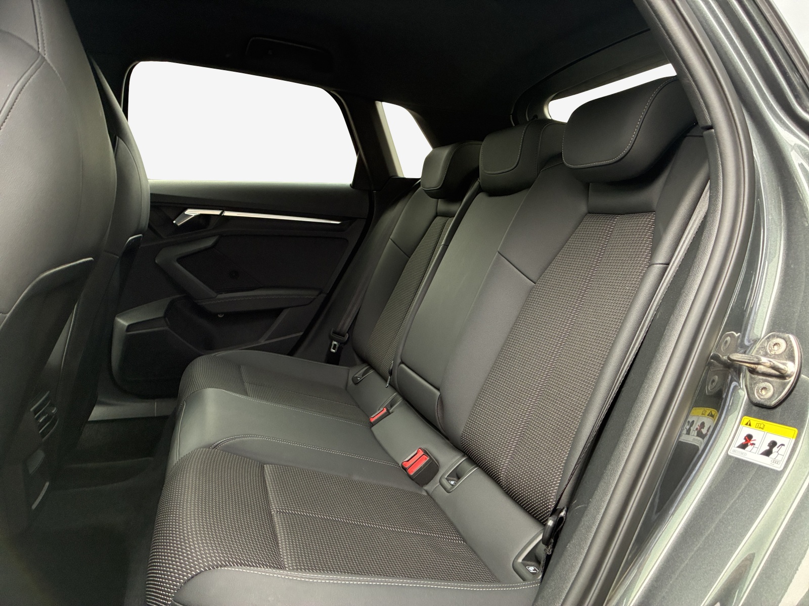 AUDI A3 Sportback 35 TFSI S line Attraction S-tronic-image-11