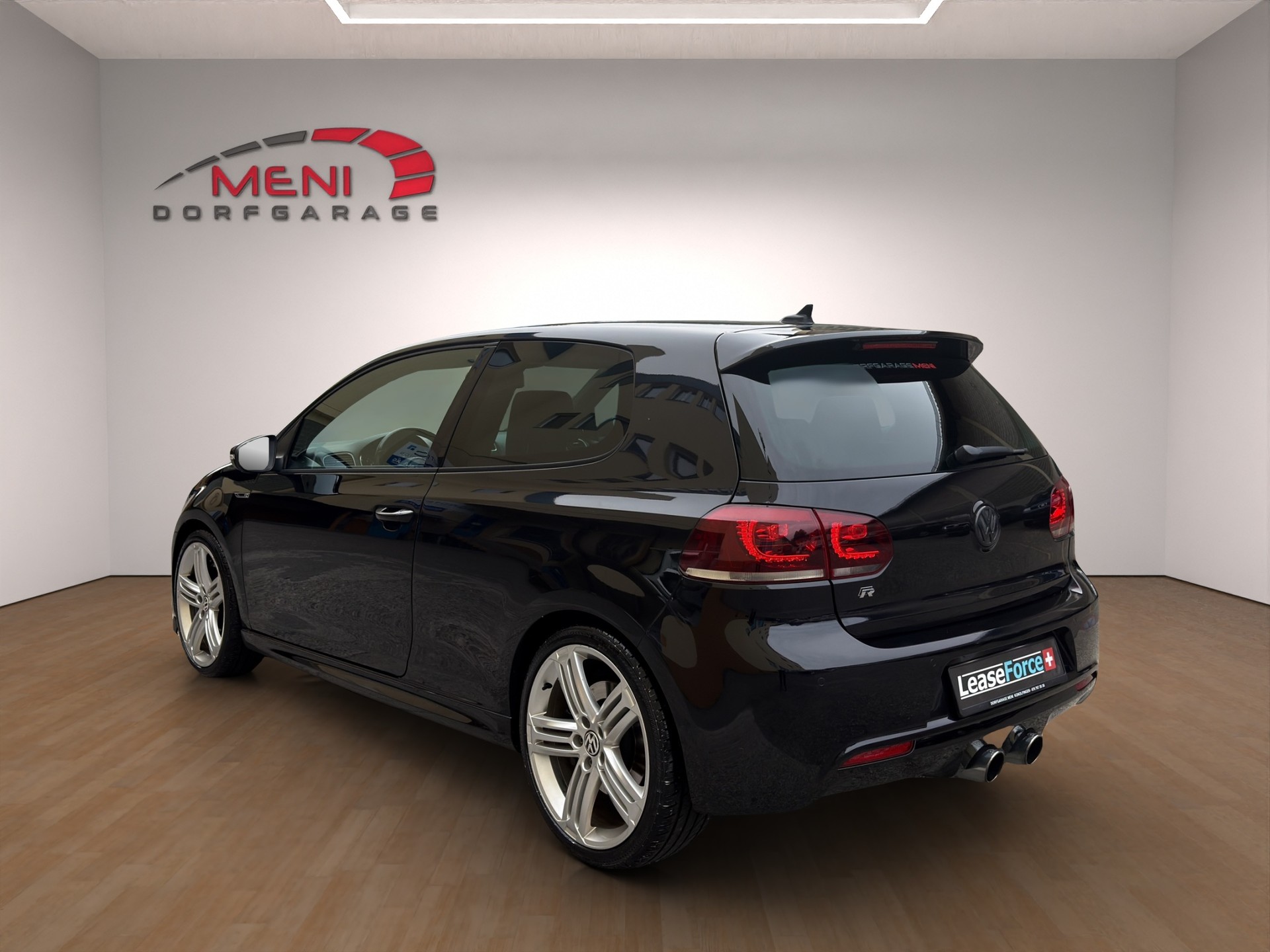 VW Golf 2.0 TSI R 4Motion-image-4