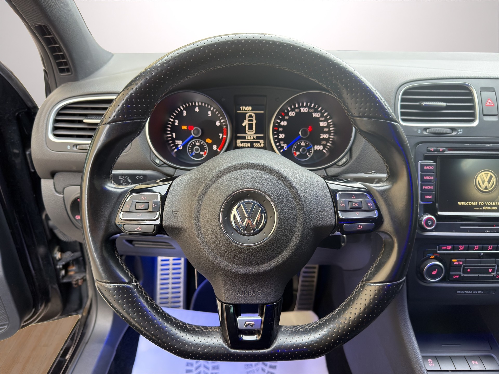 VW Golf 2.0 TSI R 4Motion-image-9