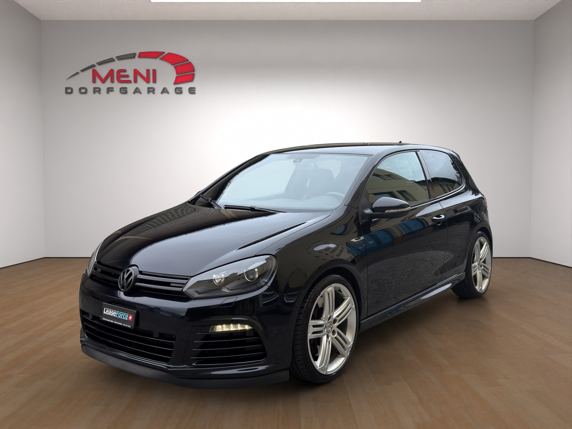VW Golf 2.0 TSI R 4Motion-image-2