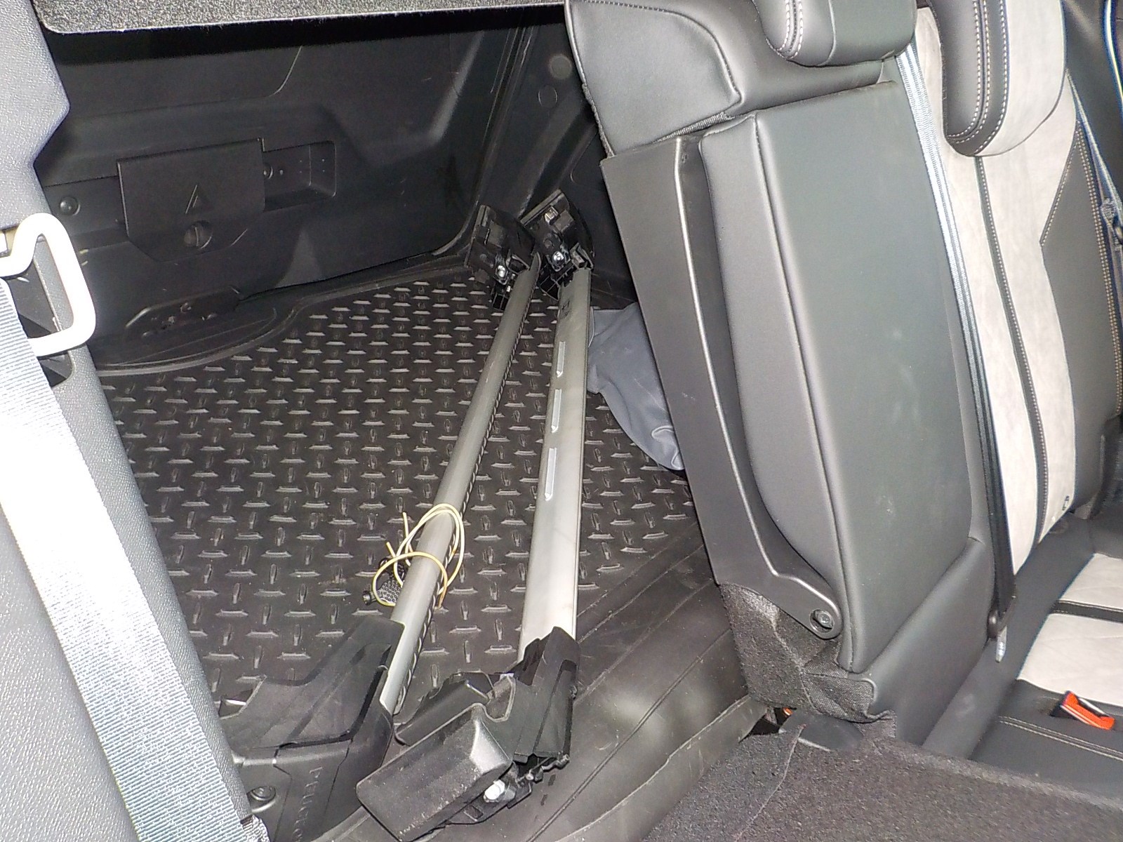 PEUGEOT 3008 300e Hybrid4 GT EAT8-image-11