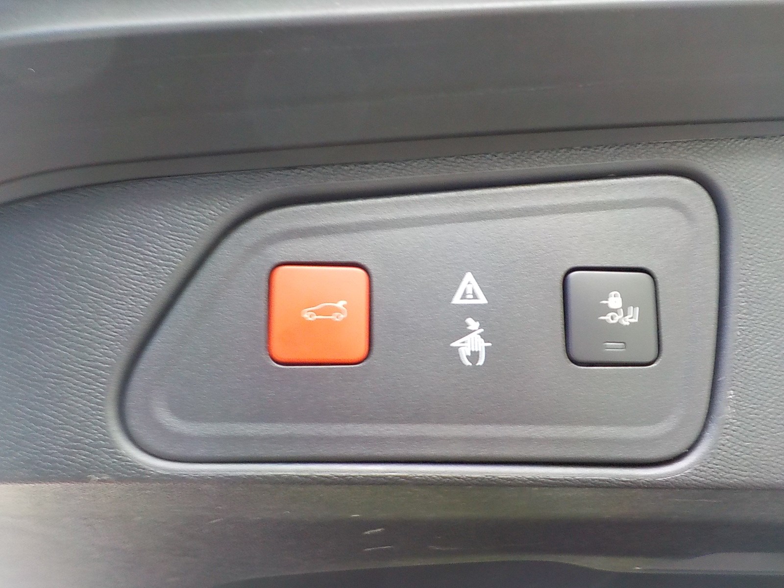 PEUGEOT 3008 300e Hybrid4 GT EAT8-image-5