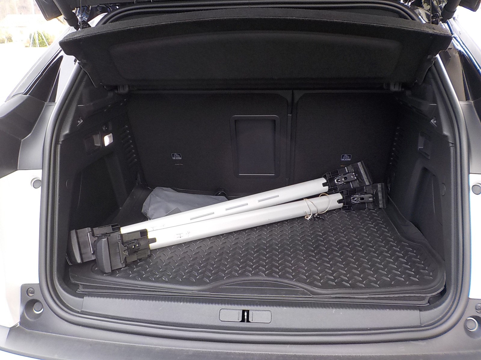 PEUGEOT 3008 300e Hybrid4 GT EAT8-image-4
