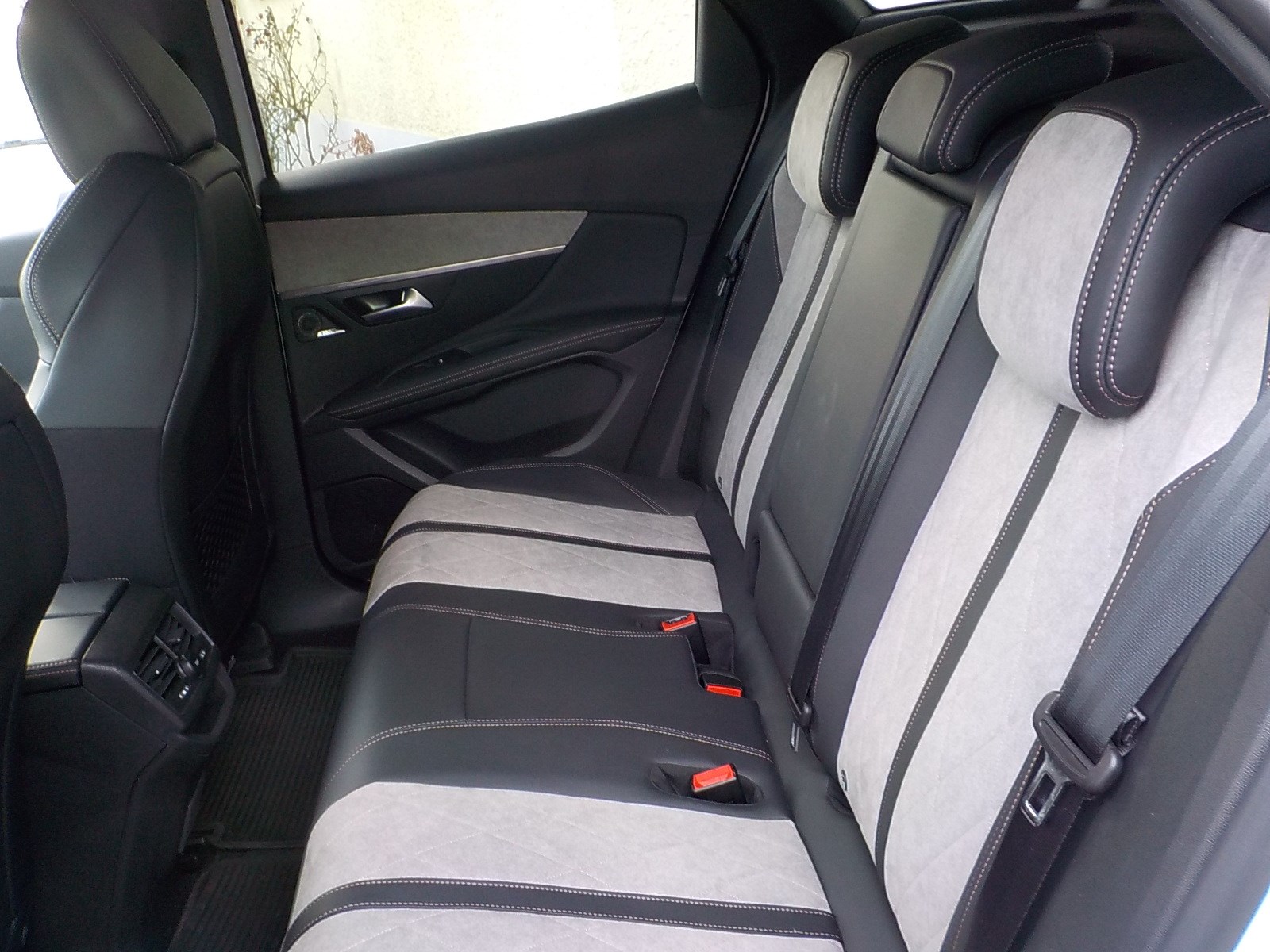 PEUGEOT 3008 300e Hybrid4 GT EAT8-image-10