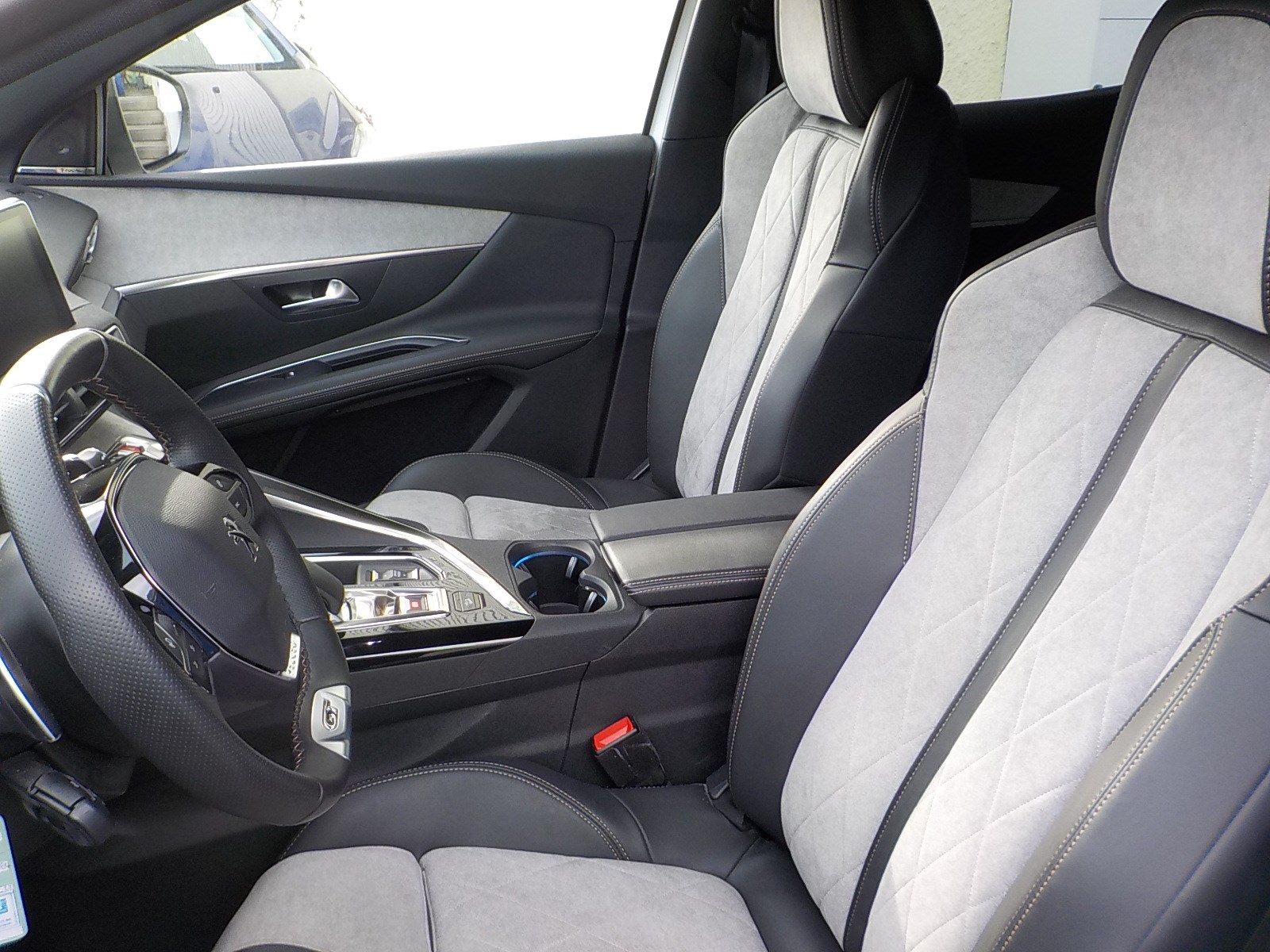PEUGEOT 3008 300e Hybrid4 GT EAT8-image-6