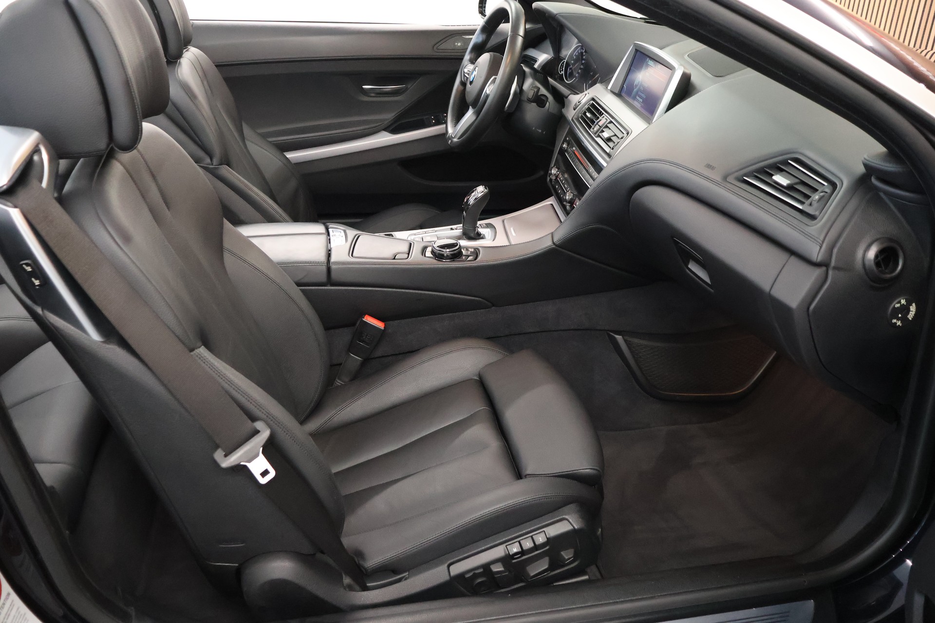 BMW 640i Cabrio xDrive M Sport Edition-image-15