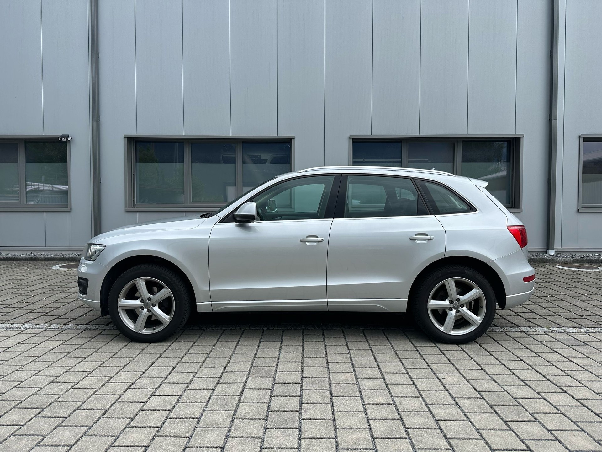 AUDI Q5 2.0 TFSI quattro S-tronic-image-13