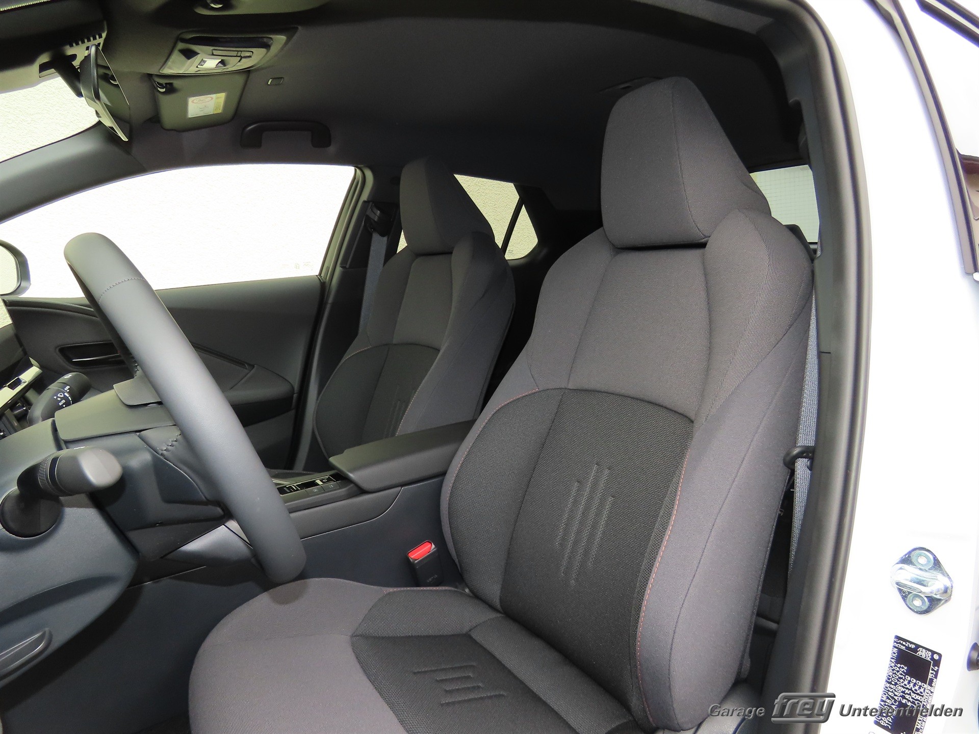 TOYOTA C-HR 2.0 PHEV CVT Swiss Edition-image-4