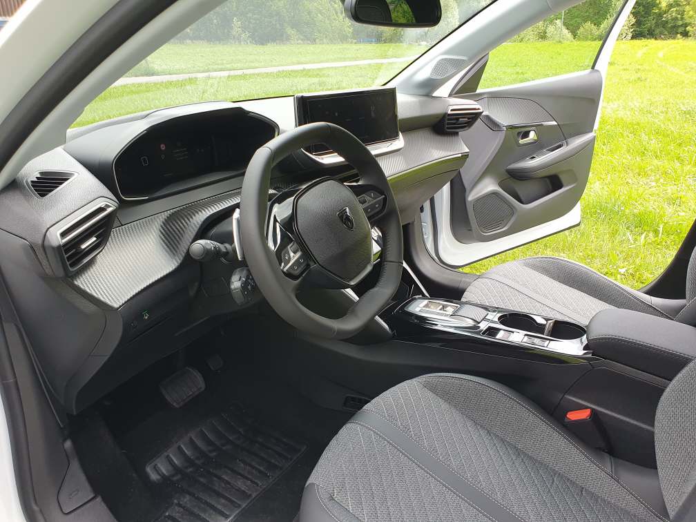 PEUGEOT 208 1.2 Hybrid Allure Premium+-image-10
