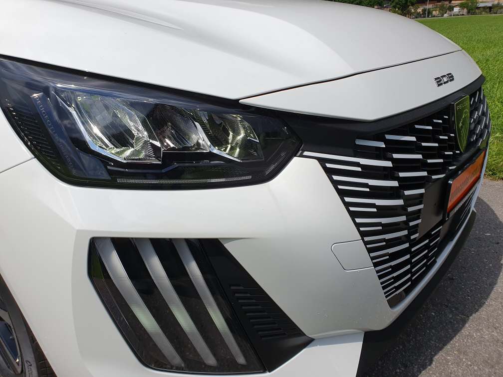 PEUGEOT 208 1.2 Hybrid Allure Premium+-image-1