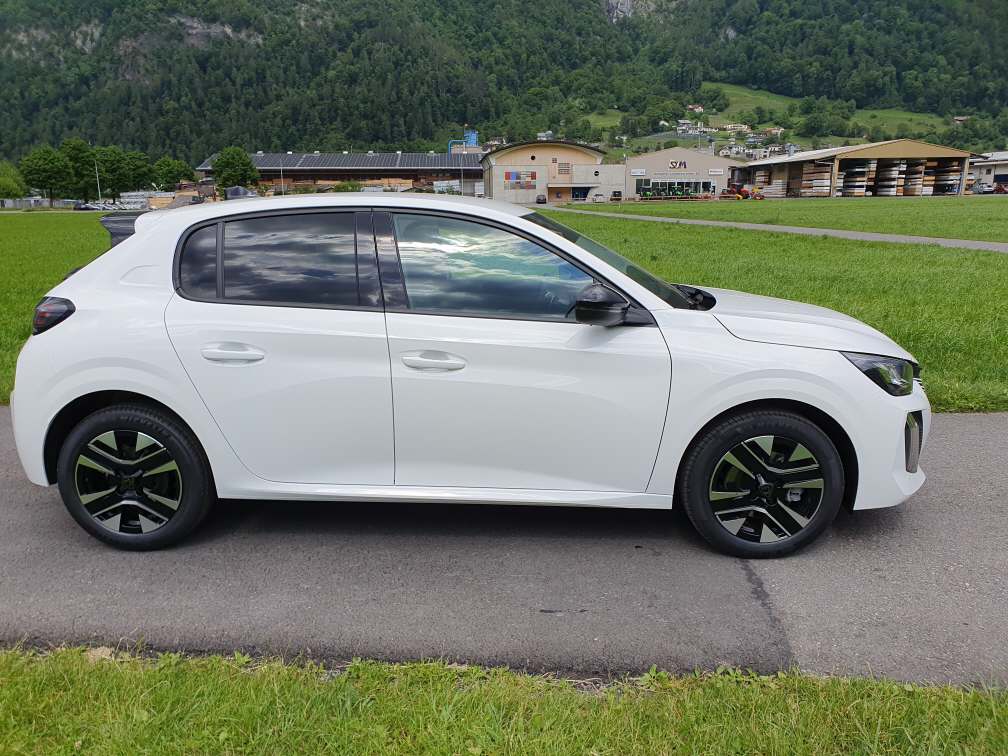 PEUGEOT 208 1.2 Hybrid Allure Premium+-image-8