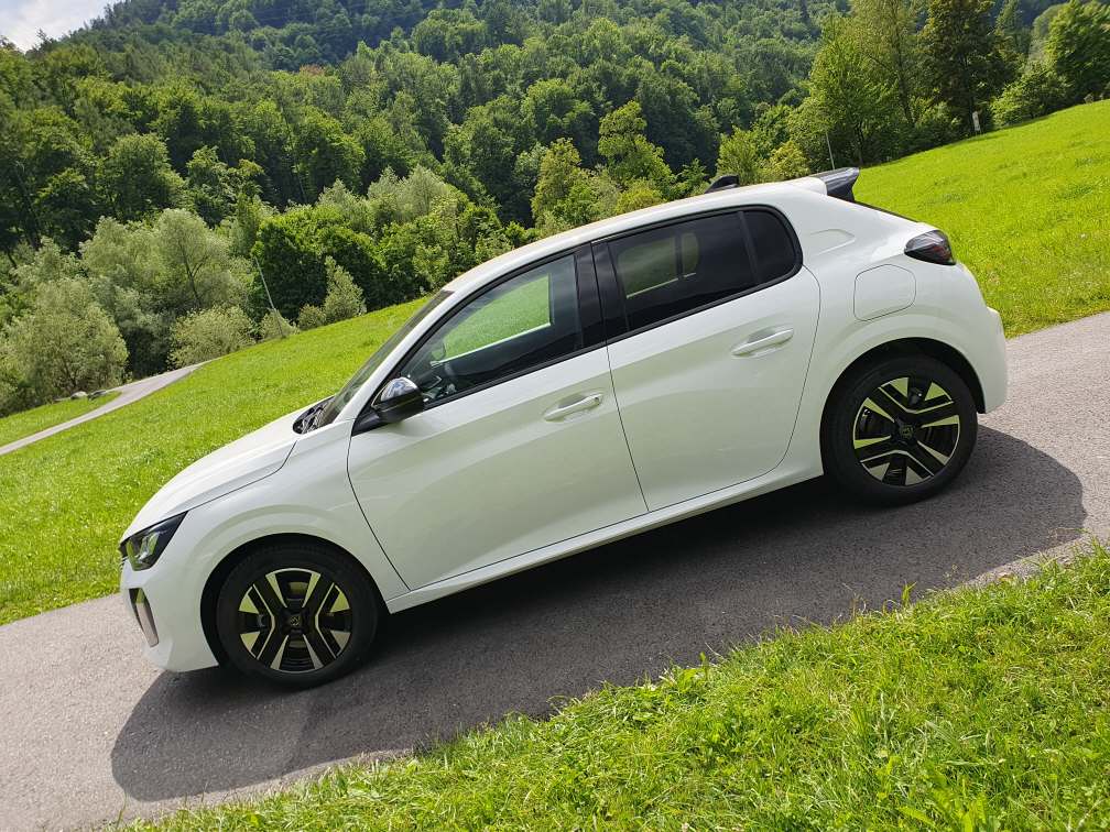 PEUGEOT 208 1.2 Hybrid Allure Premium+-image-4