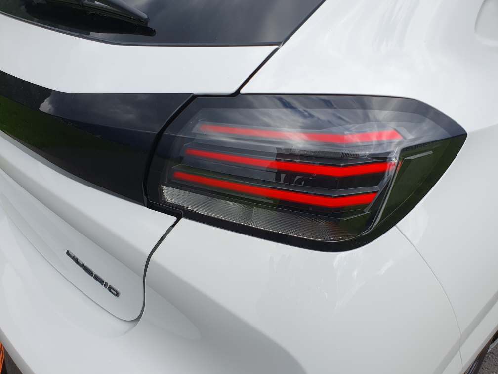 PEUGEOT 208 1.2 Hybrid Allure Premium+-image-13