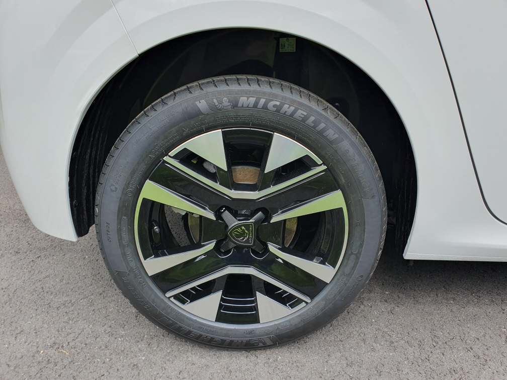 PEUGEOT 208 1.2 Hybrid Allure Premium+-image-15